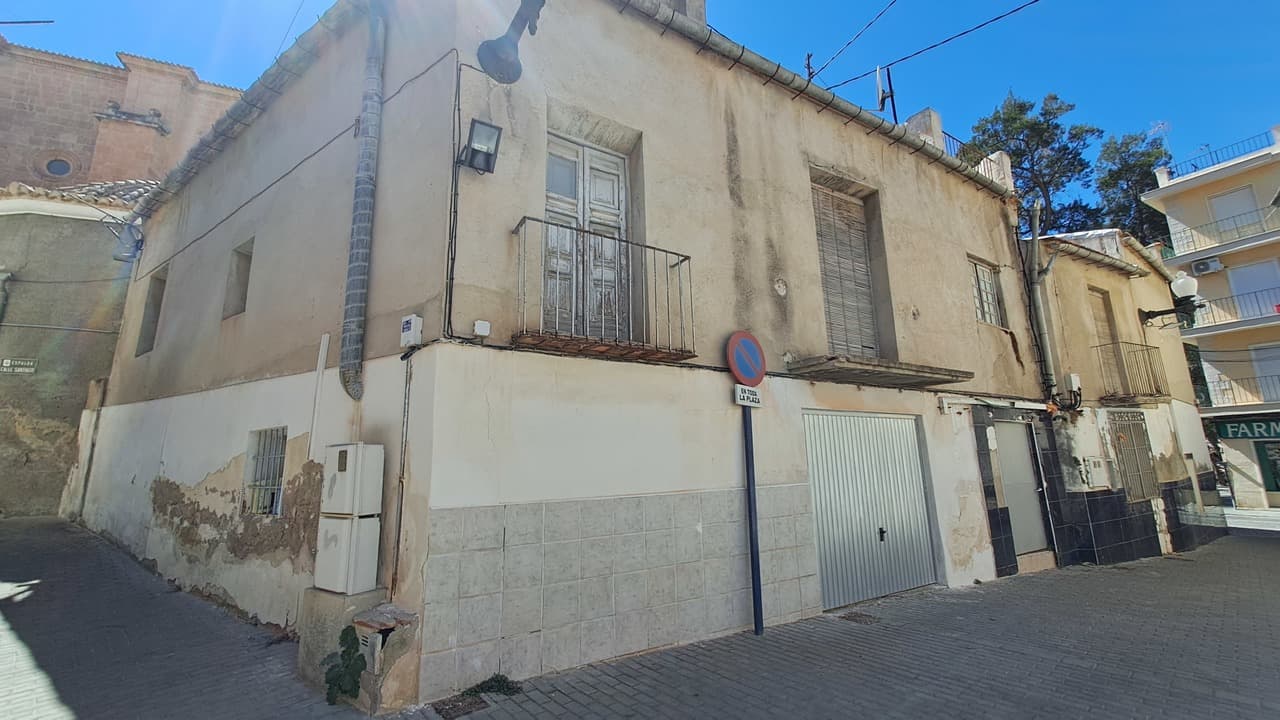 We present this building with charm in Orihuela city. Composed of a local business and two floors with two huge apartments and a house added.This is a great opportunity of investment converting it into a hotel or rental apartments. Is a building built 120 years ago approximately which makes it in a historical place of the city. We can find old design elements of that age like high ceilings, high doors and big windows, and peepholes with a very particular old system in the front doors of the apartments. There are wallpaper of that age in some of the walls and a piano that is possible to keep it for decoration for the new business.This building need a complete renovation and is possible to make more apartments inside or rooms for a hotel. In the local business there are a good space to make a restaurants or shop. The entrance of the building is separated from commercial local so is good space to convert in the reception. Also there is a garage for several cars and a indoor patio that provide sunlight to the internal face of the apartments.Located in a good neighbourhood, this building has park views providing a quite area, and mountain views in the back side. Walking distance to Ociopía shopping center and the sport center. Don´t miss this good opportunity.