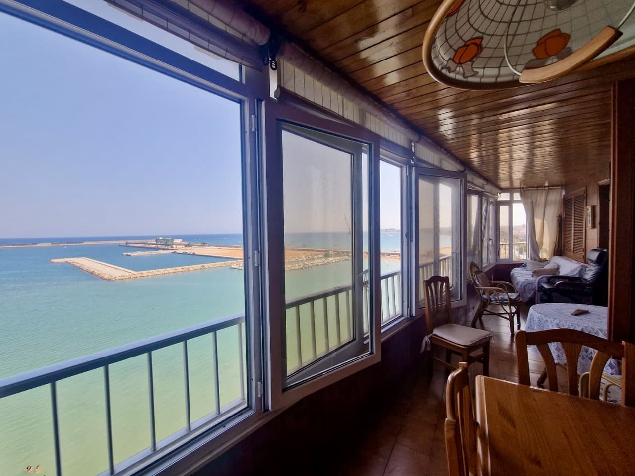 Beautiful beachfront apartment with spectacular sea views and an unbeatable location, just a few steps from the sand. Surrounded by restaurants, bars, and all kinds of amenities, this home perfectly combines comfort with Mediterranean charm.It features three spacious bedrooms, two full bathrooms, a fully equipped independent kitchen, and a bright living room that opens onto a private terrace — ideal for relaxing and enjoying the sound of the sea.