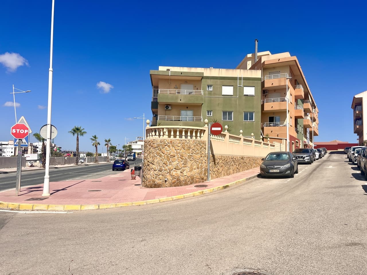 This newly refurbished 2-bedroom, 2-bathroom apartment in the heart of San Miguel de Salinas is a fantastic opportunity not to be missed. The master bedroom enjoys its own private en-suite, while the second bedroom is also bright and spacious with ample storage. The property combines modern style with a practical layout, ready for you to make it your own. Ideally located within walking distance to shops, bars, schools, and all local amenities, it offers both convenience and comfort. Additional features include a southeast-facing orientation, a modern kitchen with utility room, built-in wardrobes, and access to a communal pool, making it an excellent choice whether you’re looking for a permanent residence, holiday home, or investment property.