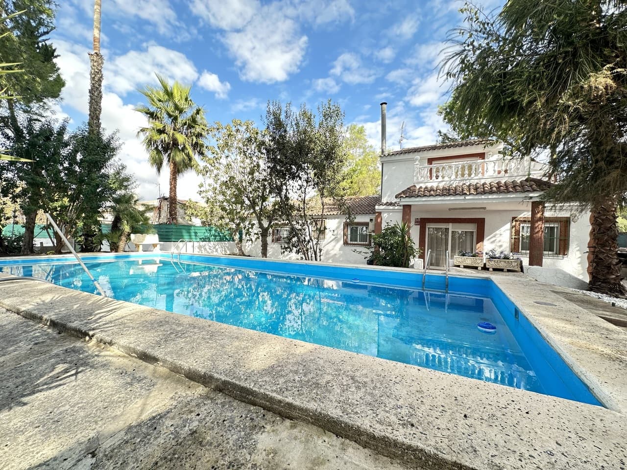 Gorgeous, beautifully renovated villa on a spacious plot of over 11,200 m², perfect for comfortable living and relaxation. The property features a private swimming pool approximately 13 x 4 meters in size, ideal for enjoying sunny days.The villa offers a well-thought-out layout, including 5 cozy bedrooms, 3 bathrooms, a separate kitchen, and a generous living and dining area, perfect for family gatherings or entertaining guests. Additionally, there is a versatile extra room next to the kitchen that can be used as a sixth bedroom, an office, or a storage space.The estate is surrounded by lush greenery, with mature trees and shrubs creating a sense of tranquility and connection to nature. The total built area of the house is approximately 240 m².The house is sold fully furnished and ready to move in. Its excellent location—just 30 minutes from the coast, 5 minutes from the town of Beniel, and 10 minutes from Orihuela.