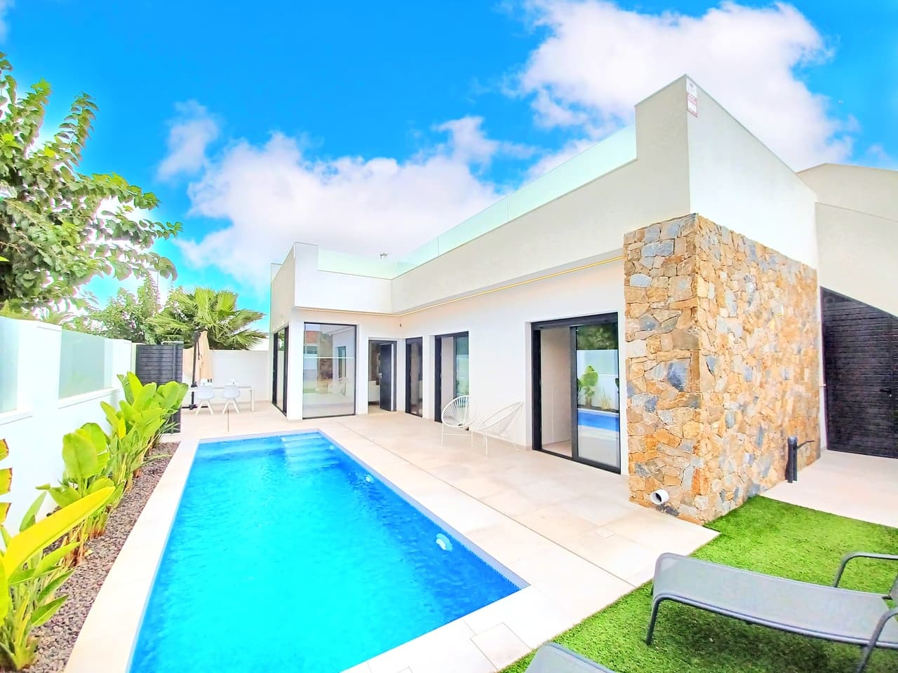 Built in 2021, this independent 3 bedroom villa with private swimming pool sits on a landscaped corner plot finished with Mediterranean plants, artificial grass and ornamental stones. With all rooms on one level, the living room and 3 bedrooms all boast poolside views and have direct access outside via floor to ceiling patio doors which also provide the villa with lots of natural light. There is an open plan fully equipped kitchen, with quality appliances along with immpressive features including LED lighting. There is a guest bathroom with walk-in shower, 2 large guest bedrooms along with the fabulous master bedroom and en-suite bathroom.The private garden has plenty of outdoor space with a bbq area and plenty of room to relax around the pool. To the rear of the garden is a convenient storage area along with a staircase leading up to the huge solarium with impressive views across the parkland and trees opposite.