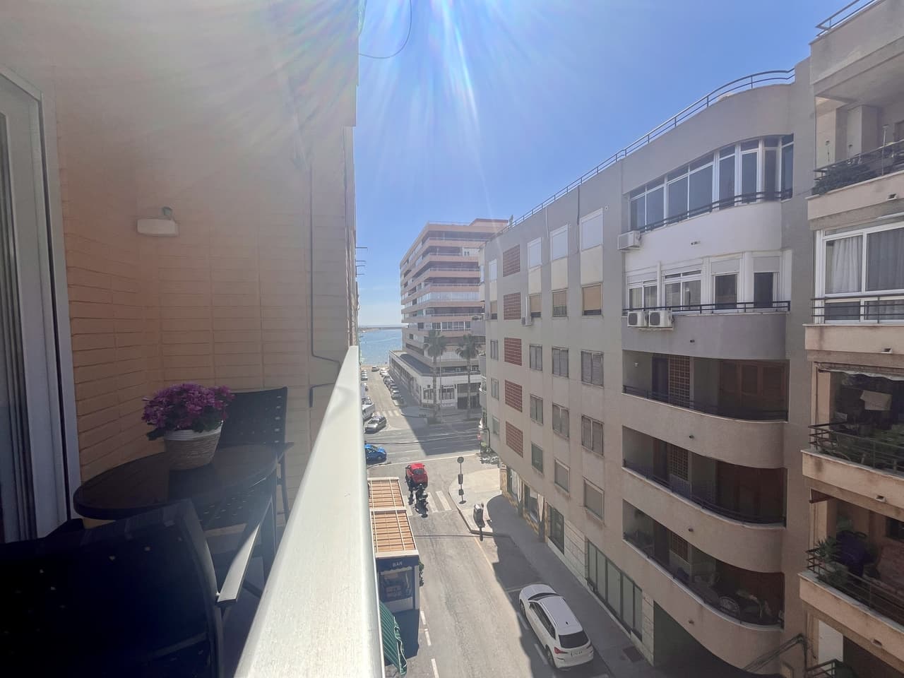 Este impresionante apartamento de 3 dormitorios y 1 baño, recién renovado, está ubicado en una ubicación inmejorable, segunda línea de las famosas playas de Torrevieja, incluyendo la codiciada Playa del Acequión. Con un ambiente luminoso y acogedor, esta propiedad totalmente amueblada está lista para entrar a vivir, convirtiéndola en el hogar perfecto o una excelente oportunidad de inversión.Diseñado con tecnología moderna y funciones de hogar inteligente, este apartamento ofrece el máximo confort. Aire acondicionado, calefacción por suelo radiante y sistema de agua controlados por WiFi, permitiéndote ajustar todo con solo un toque. Además, las persianas eléctricas también pueden controlarse a través de WiFi, brindando mayor comodidad y seguridad.Ubicado en la cuarta planta, el balcón ofrece impresionantes vistas al mar, el lugar ideal para disfrutar del café por la mañana o relajarse al atardecer. Gracias a su orientación sureste, la propiedad recibe abundante luz natural durante todo el día, creando un ambiente cálido y acogedor.Todo lo que necesitas está a tu alcance. Desde bancos, bares y excelentes restaurantes hasta panaderías, colegios, hospitales y el vibrante paseo marítimo de Torrevieja, este enclave privilegiado ofrece comodidad y calidad de vida.Si buscas un apartamento moderno junto a la playa, con tecnología de última generación y vistas espectaculares, esta es la oportunidad ideal. ¡No dejes pasar esta oportunidad y contáctanos hoy mismo para más información o para concertar una visita!