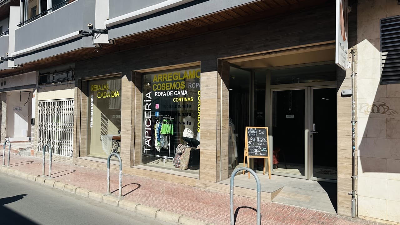 A 264 square meter commercial space for sale in the very center of Torrevieja! This is the perfect offer to expand your business. The room has been renovated and is ready for immediate use as a service company, store or restaurant (there is a license from the previous owner). Currently, there is a fabric store and a sewing workshop. The room is equipped with a spacious area of 200 square meters, 2 large storefronts, 2 bathrooms, a warehouse (which can be used as a kitchen), two air conditioners and a new electrical system. The facade of the building was also renovated this year.