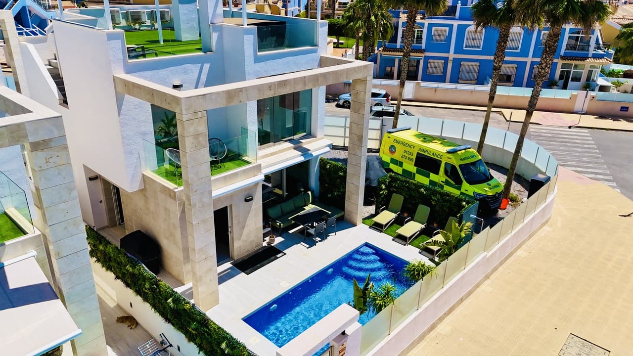 Unique opportunity to purchase the best villa on Palm Beach III, with a huge corner plot with spectacular seas views towards the Mediterranean sea. This immaculate villa has been finished to super high specification and is sold fully furnished with bespoke furniture throughout, fully equipped basement with additional bathroom and even a hot-tub to really appreciate the views. This very special property, built in 2022 has an internal living space of 259m2, with an additional 85m2 basement along with the 59m2 solarium. There are many, many extras including airzone air-conditioning, underfloor heating in the bathrooms, electric shutters and blinds, electric entrance gate, SMART control system plus more.