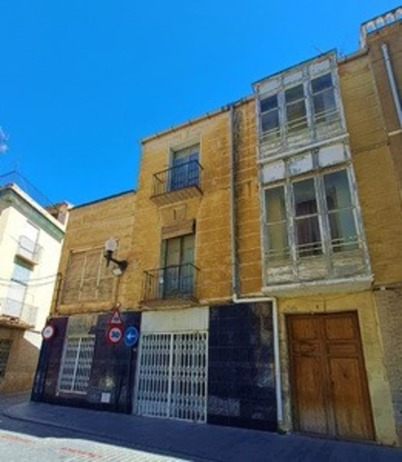 We present this building with charm in Orihuela city. Composed of a local business and two floors with two huge apartments and a house added.This is a great opportunity of investment converting it into a hotel or rental apartments. Is a building built 120 years ago approximately which makes it in a historical place of the city. We can find old design elements of that age like high ceilings, high doors and big windows, and peepholes with a very particular old system in the front doors of the apartments. There are wallpaper of that age in some of the walls and a piano that is possible to keep it for decoration for the new business.This building need a complete renovation and is possible to make more apartments inside or rooms for a hotel. In the local business there are a good space to make a restaurants or shop. The entrance of the building is separated from commercial local so is good space to convert in the reception. Also there is a garage for several cars and a indoor patio that provide sunlight to the internal face of the apartments.Located in a good neighbourhood, this building has park views providing a quite area, and mountain views in the back side. Walking distance to Ociopía shopping center and the sport center. Don´t miss this good opportunity.