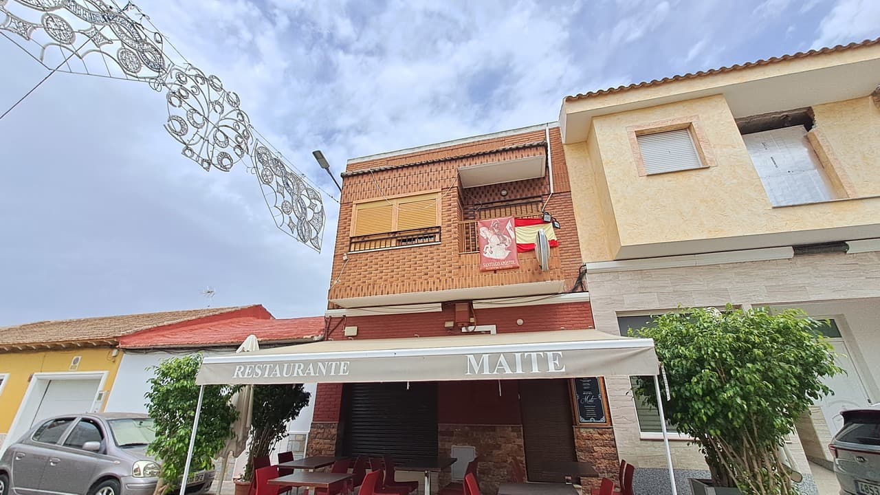 We present this lovely and renovated townhouse located in Benijófar. This property comes with a local business in the ground floor.In the entrance there are stairs that goes to the property. Inside we can find first a good size living room, three bedrooms (one of them with terrace), one bathroom, a completed equipped kitchen with access to a patio. From the patio there are stairs that connect to the restaurant. Also you can find a big solarium with with storage room. From the solarium there are beautiful mountain views This house is a big opportunity to live in a quite town and to have a business that you can rent.