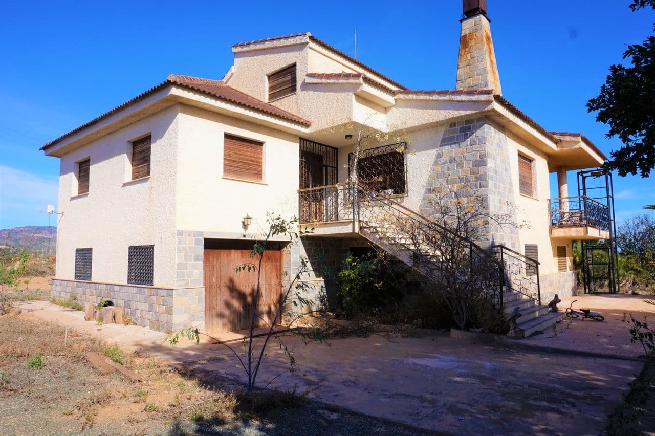 Stunning villa with 5 bedrooms, 3 bathrooms, attic and storage. This villa has a total 529m2 built and a land of 5,500 m2 with the possibility of adding more meters. Includes private pool, is surrounded of trees and palm trees and has amazing views of the valley and Mar Menor. Is surrounded of golf courses and is 15 minutes drive to beach and airport.This nice villa is a good opportunity to renovate to your liking and to live in a quite area.