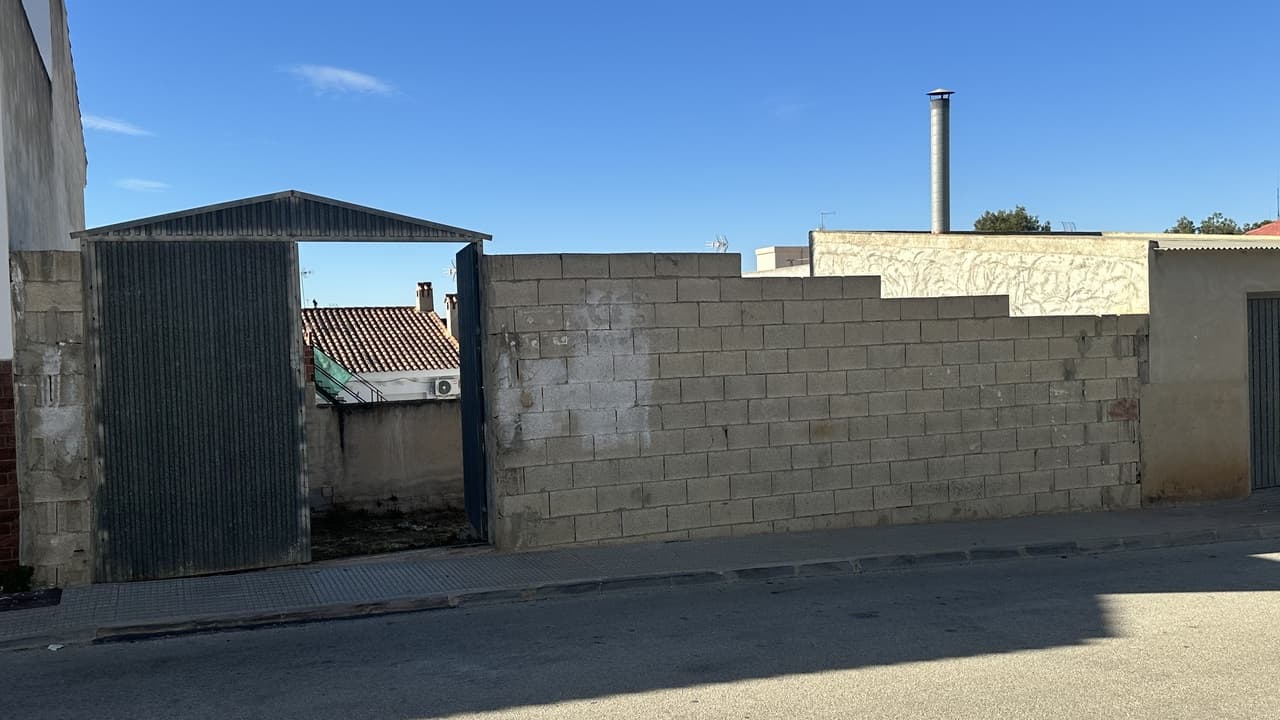 Fantastic opportunity to purchase a building plot located in a quiet neighbourhood, yet still in the heart of Benijofar village. The 200m West facing plot is located within a very short two minute walk to numerous local tapas bars and international restaurants. Benijofar is a very attractive Spanish village with many amenties including the beautiful church, town hall, medical centre, sports ground, schools and the Cañada Marsá park.The plot has planning permission to build a property up to 460m2 across three levels with the possibility of including a semi-basement.  There is also access to water, electricity and sewerage system along with natural gas.