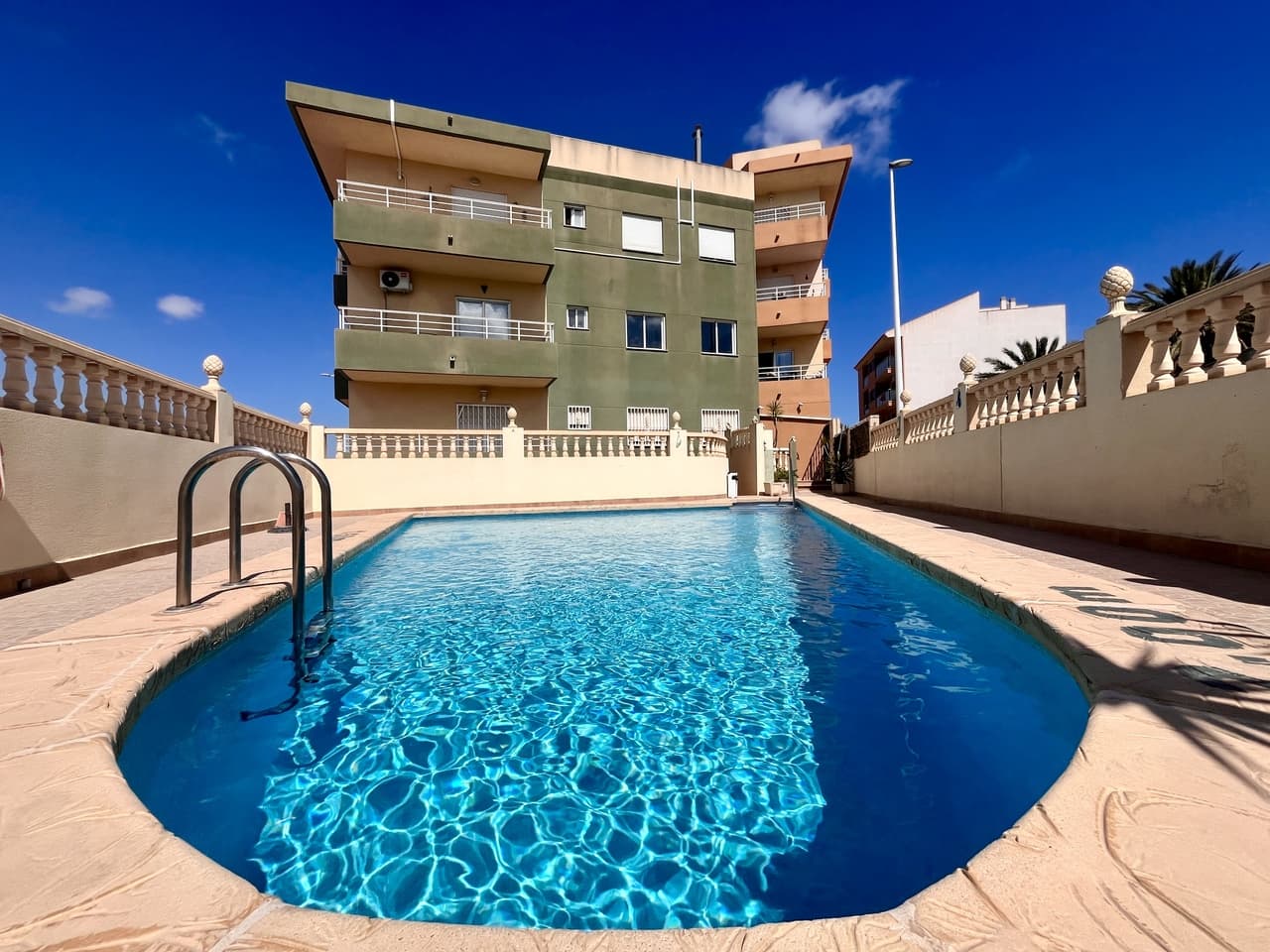 This newly refurbished 2-bedroom, 2-bathroom apartment in the heart of San Miguel de Salinas is a fantastic opportunity not to be missed. The master bedroom enjoys its own private en-suite, while the second bedroom is also bright and spacious with ample storage. The property combines modern style with a practical layout, ready for you to make it your own. Ideally located within walking distance to shops, bars, schools, and all local amenities, it offers both convenience and comfort. Additional features include a southeast-facing orientation, a modern kitchen with utility room, built-in wardrobes, and access to a communal pool, making it an excellent choice whether you’re looking for a permanent residence, holiday home, or investment property.