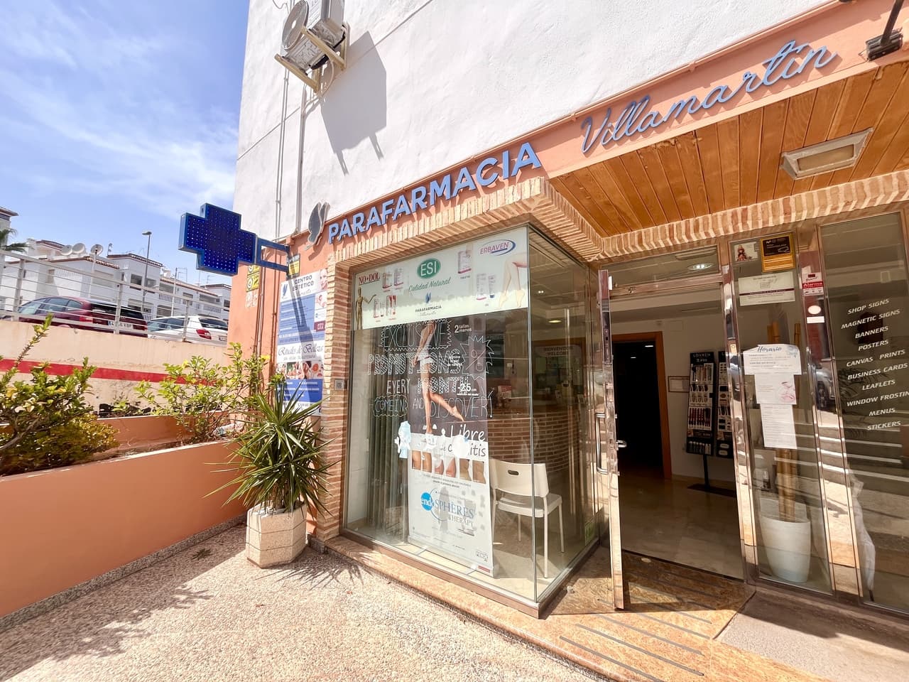 This licensed commercial unit in Villamartín is a rare traspaso opportunity, currently operating successfully as a parapharmacy and beauty treatments business for over nine years. Situated in a prime location, it comes with a billboard included in the rental contract for added visibility and a vending machine that provides a steady extra monthly income. The business is fully operational with all advertising in place, an active social media presence, and a loyal client base, making it an excellent option for investors or those looking to start their own venture. The property features a terrace and is wheelchair accessible, offering both versatility and potential to continue the current activity or adapt it to a new concept.
