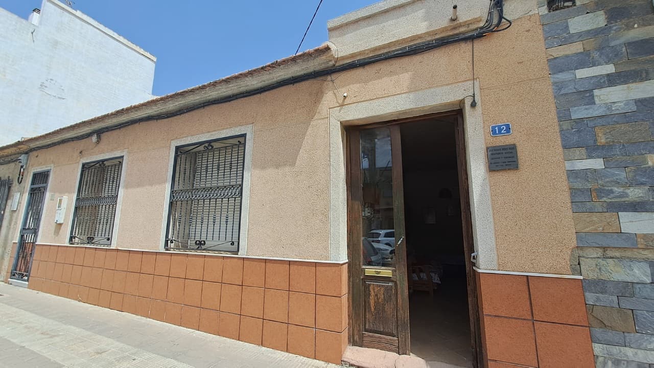 We present a good opportunity to have your own home in the center of Los Montesinos. This villa can be totally renovated or the plot can be used to build a new house.In the entrance we find a big living area, and also there is a storage room. There are three bedrooms and one bathroom. We find a dinning room, an independent kitchen with access to a huge patio where is possible to build a pool. This villa overlooks two streets, so there is in the other side a car access.Located in the center of the town, you have walking distance shops, bars and everything you need.