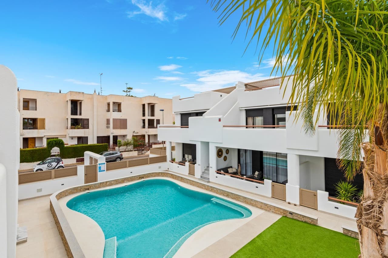 Modern apartment, almost new (built in 2022), ideally located just a 2-minute walk from the beach.The property offers 2 bedrooms and 2 bathrooms, along with a bright living area featuring a built-in bed, providing comfortable accommodation for up to 6 people.Everything is finished to a luxurious standard, from the kitchen to the bathrooms.Enjoy a spacious private solarium with stunning mountain views — perfect for relaxing or entertaining.The apartment is sold fully furnished and ready to move in.⚠️ IMPORTANT: The property cannot be rented out.