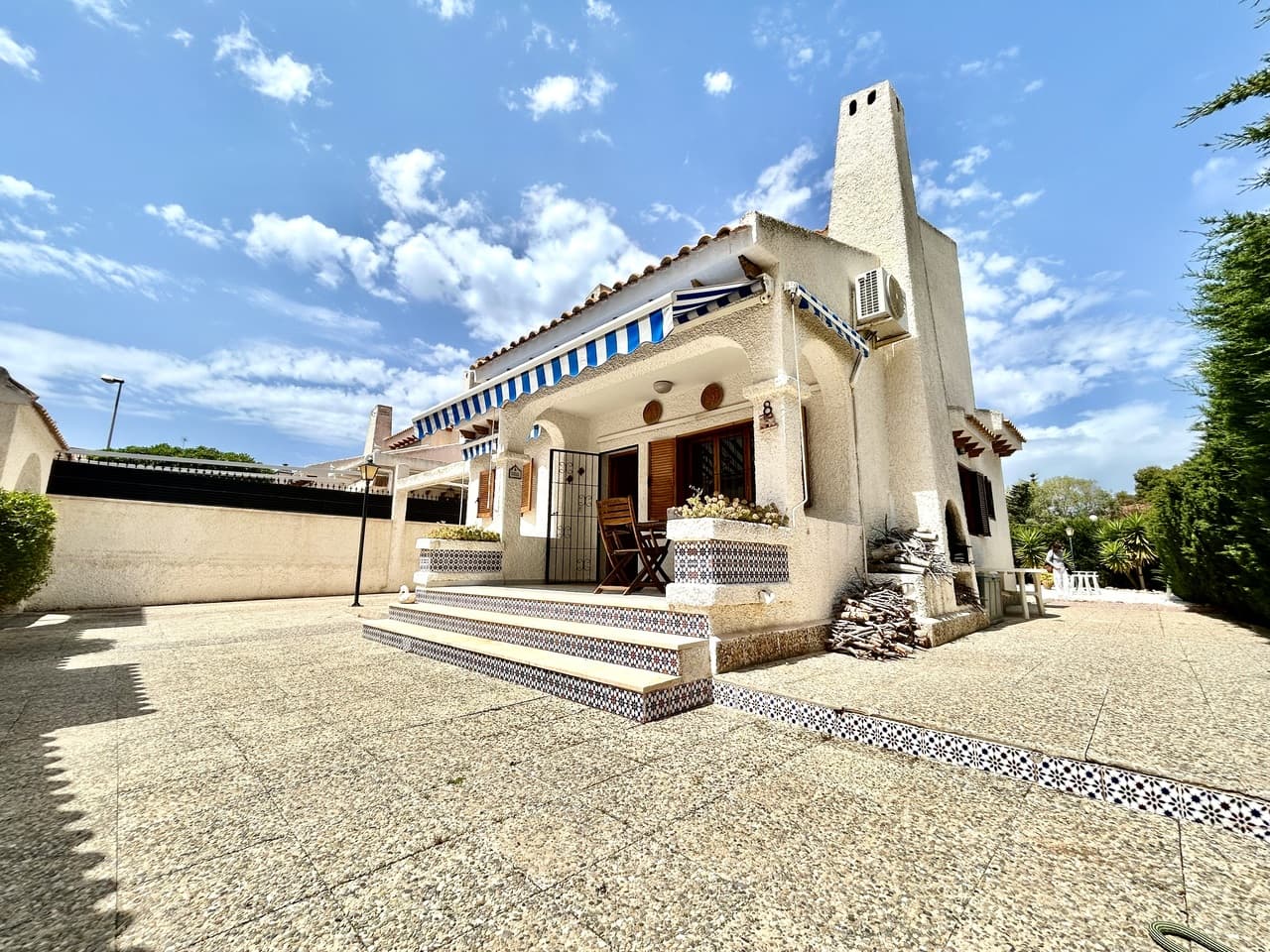 This detached villa offers a relaxed Mediterranean lifestyle in a prime coastal location, just a short walk from La Zenia Beach. Set on its own private plot, the property provides both independence and a peaceful setting.Inside, the home features three well-sized bedrooms and two modern bathrooms, designed for comfortable living. One of its highlights is the large private solarium, offering an ideal space for sunbathing, entertaining, or simply enjoying the views throughout the day.The outdoor area includes a private garden, along with a rear gate that gives direct access to the communal swimming pool—perfect for enjoying both privacy and shared amenities. The property also benefits from a garage, adding convenience and extra storage space.With bright interiors, an open-plan living area, and its excellent location close to the beach, shops, and restaurants, this villa is perfectly suited as a holiday home or a year-round residence.