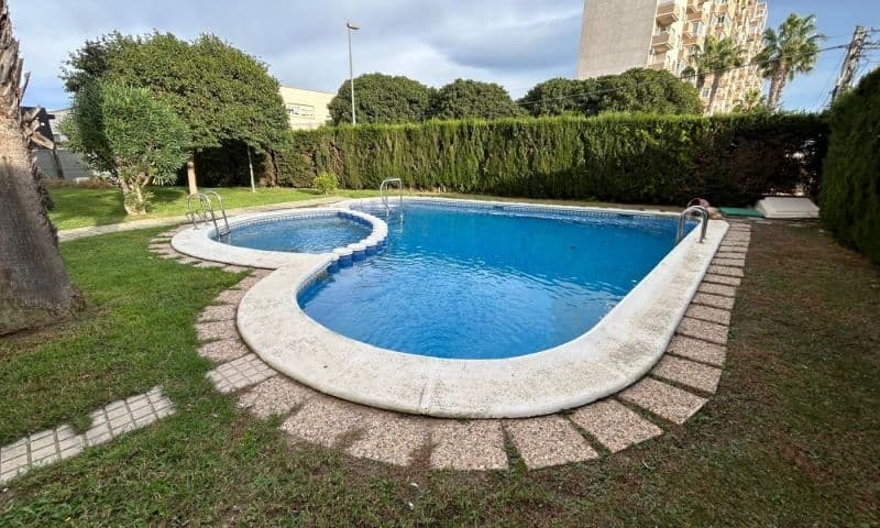 Apartamento situado en Residencial en Nueva Torrevieja con vistas al mar.Dispone de un solárium privado de 50m, 3 Dormitorios, 1 Baño y 1 aseo.Además cuenta con piscina comunitaria.Se encuentra cerca de todos los servicios.Oceanside