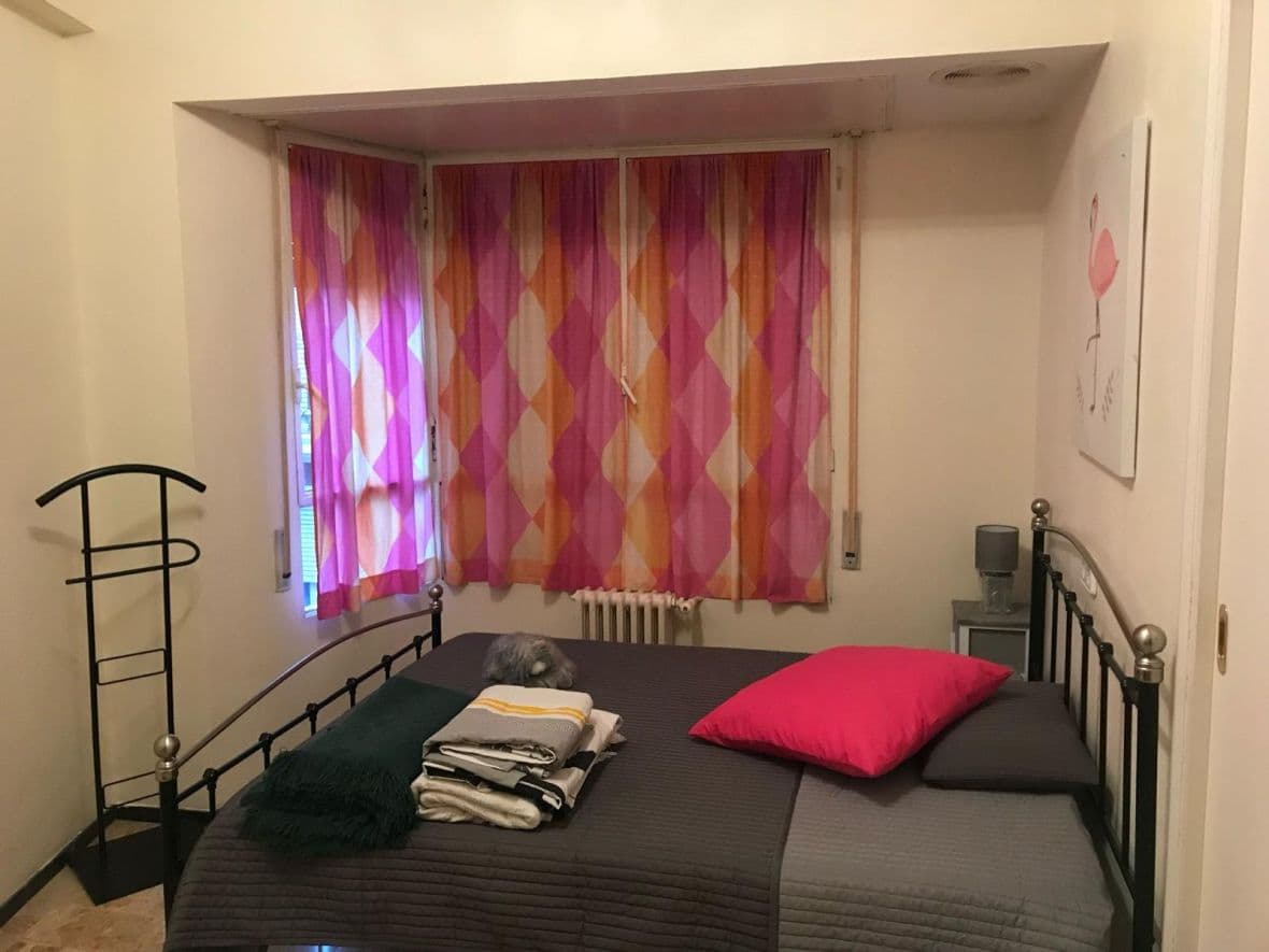 We present this excellent apartment located in the center of Elche, ideal for investors. The property features 7 rooms equipped with locks, 3 bathrooms, a fully equipped kitchen, and a cozy living-dining room. Currently, all rooms are rented, ensuring immediate profitability.Located just a few steps from the iconic Basilica of Santa María and the Glorieta of Elche, this apartment is perfect for students due to its proximity to all essential services and points of interest. Don’t miss out on this magnificent investment opportunity in a prime location!