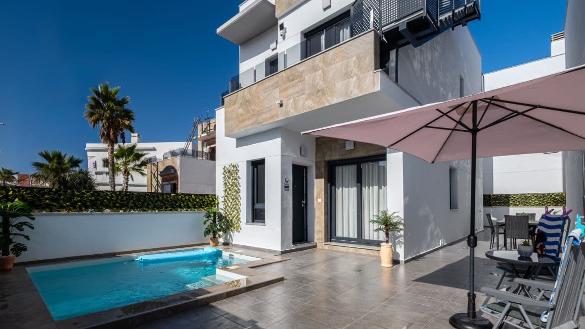 Frittliggende villa med privat basseng, to etasjer og solarium med spektakulær utsikt over Laguna RosaIkke gå glipp av denne uovertrufne muligheten! Denne nesten nye villaen, som ligger i et eksklusivt boligområde omgitt av natur, selges under markedsverdi. Med bare noen måneder siden byggestart kombinerer den moderne design, komfort og fullstendig privatliv.Bygget på en tomt på 116 m², tilbyr huset 106 m² fordelt på to etasjer pluss et privat solarium med fantastisk utsikt over Laguna Rosa i Torrevieja.Første etasje har en lys stue/spisestue med åpent kjøkken, ett dobbelt soverom og et komplett bad, perfekt for enetasjes boform. Andre etasje har to romslige soverom med egne bad, begge med direkte tilgang til solariumet, noe som skaper det ideelle tilfluktsstedet.Uteområdet er designet for minimal vedlikehold og inkluderer et privat basseng hvor du kan nyte middelhavslivsstilen året rundt.Villaen selges fullt møblert og utstyrt, med alle tillegg: privat basseng, solarium, premium finish, møbler og stilfull moderne innredning.Nå til prisen 385 000 €, som representerer et ekte kupp. Opprinnelig vurdert til 385 000 €, nådde kjøpesummen for bare seks måneder siden 420 000 € etter tillegg av ekstrautstyr som basseng og solarium. I dag kan du sikre den til opprinnelig pris — en besparelse på over 35 000 € sammenlignet med kjøpesummen.Den privilegerte beliggenheten er enda en høydepunkt: bare noen minutter fra Habaneras kjøpesenter, sentrum av Torrevieja, strender og alle nødvendige tjenester.Dette er ikke bare en vanlig eiendom — det er en sjelden sjanse til å eie en eksklusiv, nesten ny villa til redusert pris. Boliger av denne kaliber og verdi ligger ikke lenge på markedet.Kontakt oss i dag for å avtale en visning før denne eksepsjonelle muligheten forsvinner!