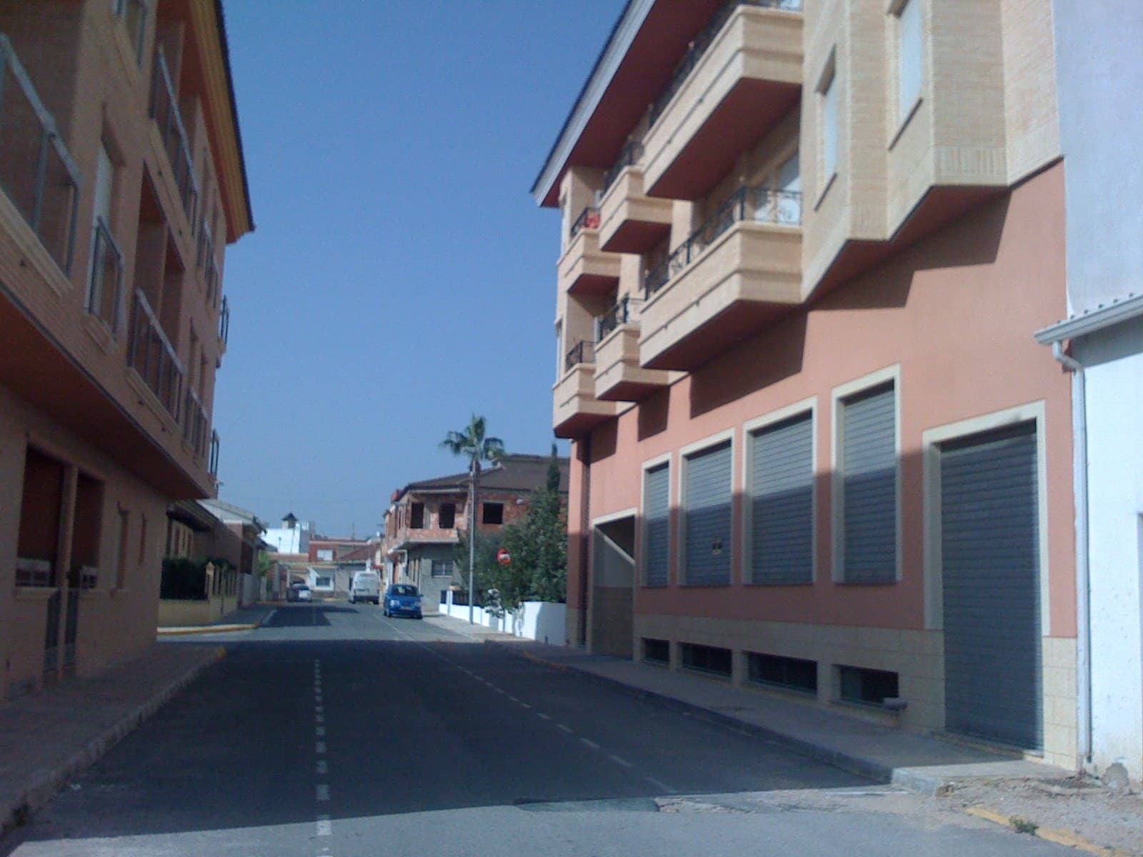 Se vende local comercial para estrenar en Los Montesinos. Se vende tal cual, en forma básica, listo para que usted lo termine con el estilo que desee. También existe la posibilidad de convertir esta unidad en una casa muy espaciosa para vivir. La entrada principal está ligeramente elevada y hay cuatro ventanas grandes en el frente de la unidad, lo que permite la entrada de mucha luz natural. La planta principal de la propiedad es de 97m2, lo que es un gran tamaño tanto si pretende utilizarla como comercial o habitable. Justo al lado de la entrada hay unas escaleras que conducen al semisótano. El semisótano tiene una superficie de 85m2, pudiendo destinarse a almacén, o también para continuar como parte de la casa si se desea un uso habitable. Hay ventanas delgadas en la parte superior que permiten la entrada de luz natural, como se puede ver en las fotos exteriores. ¡Una propiedad con mucho potencial, independientemente del uso que pretendas darle!