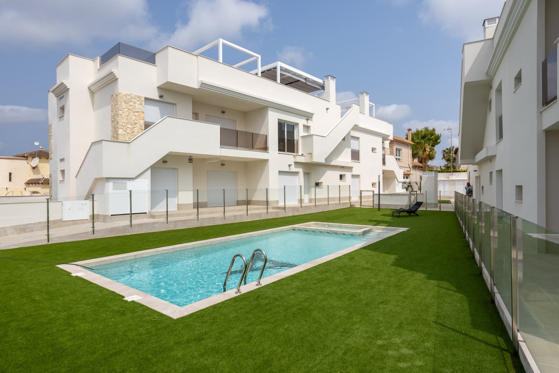 Este excelente apartamento de 2 dormitorios y 2 baños en San Miguel de Salinas - Blue Lagoon ofrece una cómoda superficie habitable de 80 m². El ático se encuentra en la primera planta y cuenta con una preciosa piscina comunitaria y una plaza de aparcamiento subterráneo privado con un amplio trastero con llave.

 El apartamento dispone de una cocina abierta, perfecta para recibir a tus invitados y está totalmente equipada con electrodomésticos.

 La propiedad cuenta con un precioso solárium, desde el que también se puede ver el mar y tiene una preciosa, amplia y completa cocina exterior, ¡que incluso cuenta con espacio de almacenaje extra!

 Naturalmente, la propiedad tiene aire acondicionado, pero una alarma y una puerta blindada también proporcionan seguridad adicional.

 El balcón, accesible desde la sala de estar, ofrece un lugar maravilloso para disfrutar de la vista panorámica.

 Convenientemente ubicado a solo 15 minutos de la playa, 45 minutos del aeropuerto y 5 minutos de servicios y campos de golf, este apartamento es ideal para quienes buscan un estilo de vida tranquilo con buenas conexiones.

 La piscina comunitaria, el garaje y el intercomunicador aumentan la comodidad de esta propiedad. Con toldo, mosquiteras y una cocina/barbacoa exterior, este apartamento ofrece una experiencia de vida maravillosa.

 ¡No pierdas la oportunidad de ver esta hermosa propiedad!

