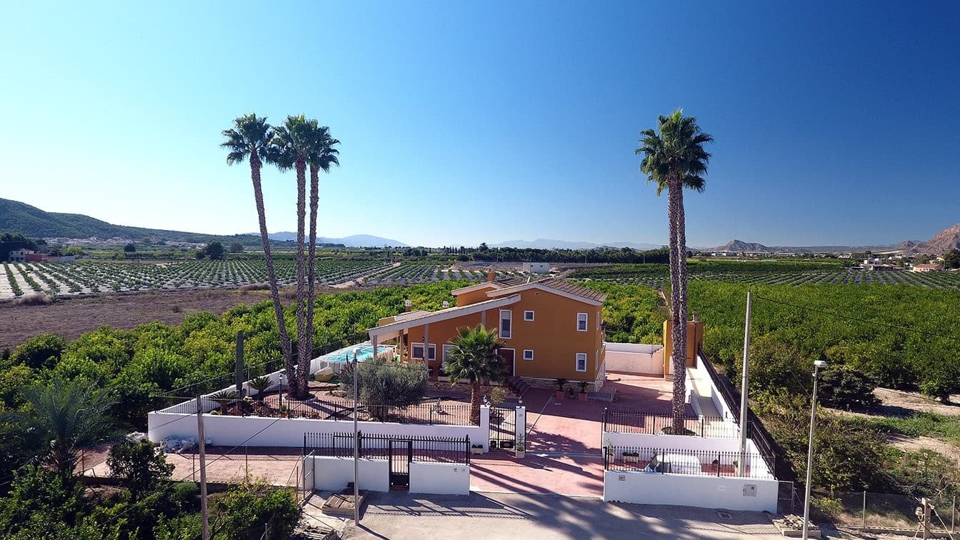 9480 m2. Parcela totalmente vallada con una superficie de 495 m2. La casa fue construida sobre una parcela de 1000 m2. Todo en la propiedad está vallado.

 La casa consta de tres plantas:

 SÓTANO: 224 m2. Construido Garaje para múltiples vehículos, gimnasio con regadera, sala de entretenimiento, área de manualidades con estantes y banca, dormitorio y vestidor/zapatero.

 PLANTA BAJA: 178 m2. Construido Distribuido en amplio salón, amplia cocina con acceso a zona de barbacoa exterior, solana independiente, lavadero con acceso a terraza exterior, 1 baño con plato de ducha, 1 dormitorio con armario empotrado y despacho con acceso al Terraza exterior.

 PLANTA SEGUNDA : 93 m2. Construido En la parte visible de la planta baja hay una sala de estar, un dormitorio principal con balcón, un baño con bañera de hidromasaje y vestidor, 2 dormitorios más (uno con armario empotrado) y un baño adicional con ducha. bañera.

 SERVICIOS Calefacción central mediante caldera con radiadores de agua y aire acondicionado por conductos en toda la vivienda. Galpón exterior con motores de aire acondicionado, caldera y tanque de gasoil para mantenimiento. Rejas en todas las puertas y ventanas con mosquiteras. Instalación de internet de fibra óptica. Edificio con salida desde la cocina a zona de barbacoa con fregadero y horno. Piscina y jardín con iluminación exterior. Puertas de entrada a la propiedad y garaje con acceso.

 JARDÍN DE LIMONES:

 La casa está rodeada de terreno donde se cultivan limones y se utiliza un método de riego tradicional. La rentabilidad anual está entre 15.000 y 20.000 euros



 UBICACIÓN DE LA PROPIEDAD El inmueble está ubicado en una zona tranquila, a 5 minutos del centro comercial Carrefour y del centro de Orihuela y Bigastro, con buenos accesos por carretera y fácil acceso a ambas ciudades. La casa está rodeada de edificios residenciales de similares características y es de fácil acceso tanto por carretera como por sus alrededores, donde se pueden encontrar supermercados, restaurantes y todos los servicios necesarios. Sr. Correo. aluminio Menta. Beber Caldera de agua caliente Cocina independiente equipada. Fachada monocapa Suelo rústico Orientación sureste

