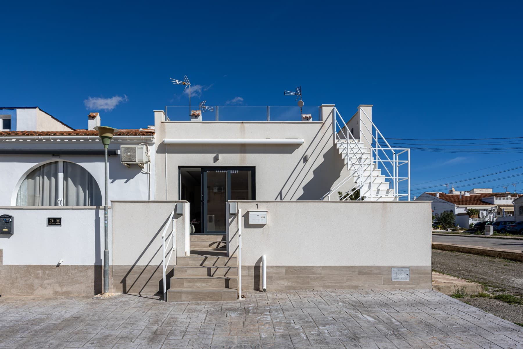 ¡Bienvenidos a su nuevo hogar en el corazón de Torrevieja! Esta encantadora casa ha sido totalmente reformada, con una superficie construida de 85 m², es el refugio perfecto para aquellos que buscan vivir la esencia del Mediterráneo. Con 2 habitaciones y 2 baños, este hogar ha sido diseñado pensando en su comodidad y estilo de vida.

Al entrar, se encontrará con una elegante salon y cocina abierta que invita a la convivencia y la diversión. Disfrute de momentos memorables con amigos y familiares mientras prepara deliciosas comidas con los electrodomésticos de calidad incluidos. El espacio tiene un acogedor salón donde la chimenea añade un toque cálido y acogedor, ideal para las noches frescas.

La casa está amueblada con buen gusto y lista para recibir a su nueva familia. Hay muchas opciones de iluminación; toda la casa tiene focos en el techo, pero también tiene iluminación LED oculta en todas las estancias, si prefieres una iluminación ambiental más relajante. Con aire acondicionado y calefacción por toda la casa, podrá disfrutar de un ambiente confortable durante todo el año. La preinstalación de aire acondicionado en diferentes áreas le permitirá adaptar la climatización a su gusto. Todas las ventanas de la propiedad tienen persianas eléctricas para su comodidad.

Los exteriores son igualmente impresionantes. Relájese en su propio porche o suba al solárium para disfrutar de impresionantes vistas y tomar el sol. Esa terraza es el lugar perfecto para saborear un café por la mañana o una copa de vino al atardecer. Hay toldo con control electronica. Además, el trastero ofrece espacio adicional para almacenar todas sus pertenencias.

La orientación sur garantiza luminosidad y calidez en su hogar, mientras que su ubicación privilegiada le permite llegar a la playa en solo 15 minutos. Si es amante del golf, ¡está de suerte! Puede alcanzar el campo de golf más cercano en apenas 10 minutos. Además, la vida social y de ocio está a solo 5 minutos, con una variedad de restaurantes, bares y tiendas para disfrutar.

Y por si fuera poco, el aeropuerto se encuentra a tan solo 40 minutos, facilitando sus viajes y escapadas.

No pierda la oportunidad de vivir en este maravilloso hogar lleno de encanto y confort. ¡Contáctenos hoy mismo para concertar una visita y descubra por qué esta casa de pueblo en Torrevieja es la elección perfecta para usted!

Tenga en cuenta que el dormitorio y el baño de la planta superior se diseñaron de una manera que no cumple con las normas de construcción actuales. Estas estructuras se consideran no conformes con los códigos locales y no podrán legalizarse. Se recomienda a los compradores que realicen su propia diligencia debida para comprender cómo esto puede afectar sus planes futuros.