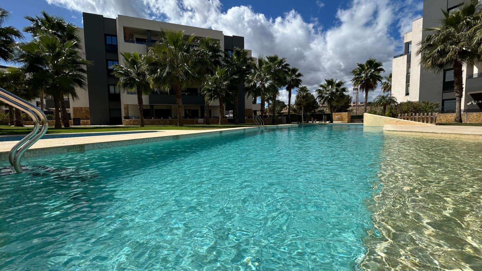 Este hermoso apartamento en planta baja ubicado en el complejo residencial Amanecer VI - Sunrise VI en Orihuela Costa ofrece un espacio habitable cómodo y conveniente. Cuenta con dos dormitorios con armarios empotrados y dos baños, lo que lo hace ideal para una familia pequeña, una casa de vacaciones o una inversión. La cocina abierta se conecta a la perfección con la sala de estar, creando un ambiente luminoso y aireado. El apartamento está en buenas condiciones generales y se entrega completamente amueblado, incluidos todos los electrodomésticos; todo lo que se ve en las fotos se queda.

 Una de sus características más destacadas es que la propiedad cuenta con licencia turística , lo que la convierte en una fantástica oportunidad para alquileres de corta estancia y vacacionales.

 La propiedad se beneficia de aire acondicionado incorporado para mayor comodidad durante todo el año y está equipada con persianas eléctricas para mayor comodidad y seguridad. También incluye un garaje privado con dos plazas de aparcamiento y un trastero dentro del garaje. La piscina comunitaria y la terraza brindan el lugar perfecto para relajarse y disfrutar del estilo de vida mediterráneo.

 Esta casa está a solo 5 km de la playa y los servicios, a 10 km del campo de golf más cercano y a 45 km del aeropuerto, lo que garantiza una excelente accesibilidad a todo lo que necesita. Ya sea que esté buscando un hogar permanente o un refugio de vacaciones, este apartamento es una opción fantástica.





