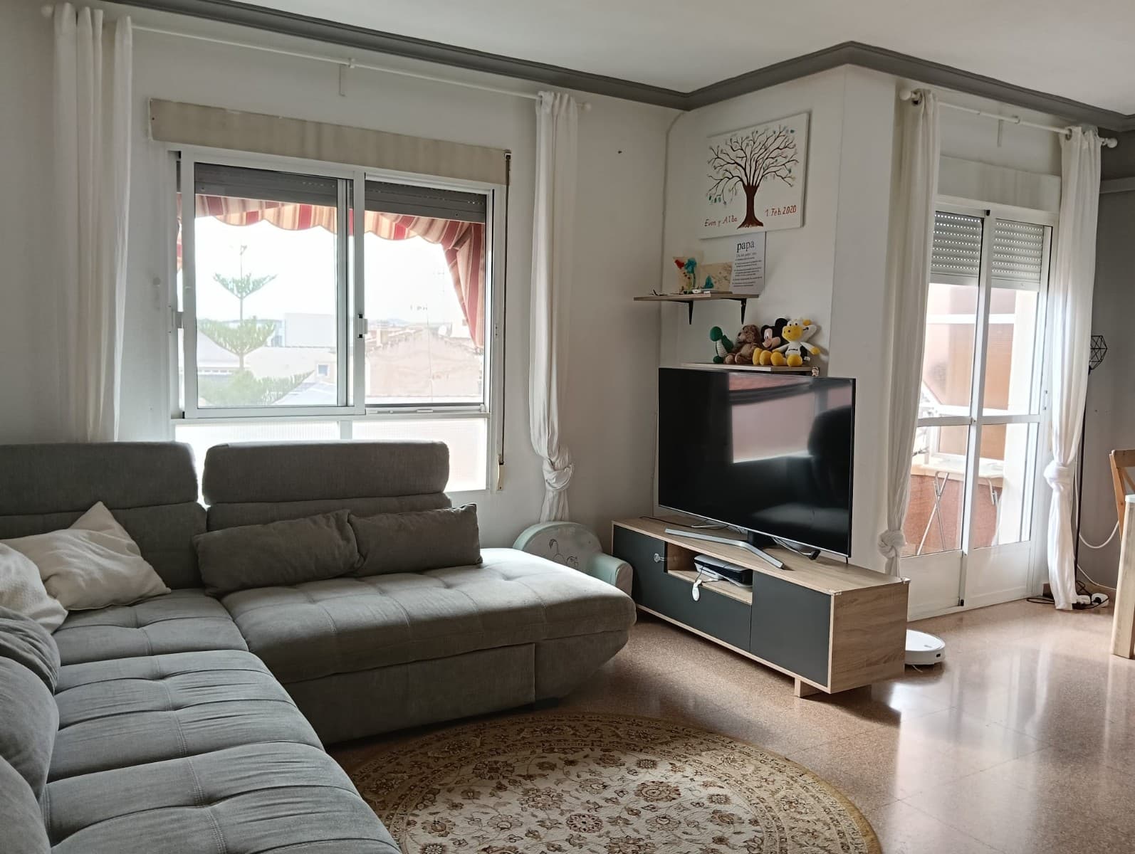 ¡Bienvenido a tu futuro oasis en el pintoresco pueblo de Los Montesinos! Este impresionante apartamento de 106 m², ubicado en la tercera planta, ofrece la combinación perfecta de comodidad y modernidad. Con tres amplios dormitorios y dos baños completos, esta casa está diseñada tanto para relajarse como para disfrutar del tiempo libre. Ambos baños han sido completamente renovados, y el dormitorio principal y el baño tienen una entrada de estilo "Jack and Jill".

Entre en un espacio amplio y luminoso que cuenta con una cocina independiente renovada, combinada con lavadero, equipada con electrodomésticos esenciales (horno, placa y campana extractora), ideal para los amantes de la cocina. El recibidor se integra a la perfección con el acogedor salón, donde una acogedora chimenea crea un ambiente cálido para las noches más frescas. La luz natural inunda los amplios ventanales, realzando la estética moderna del apartamento.

Una de las características más destacadas de esta propiedad es su encantador balcón, perfecto para disfrutar del café de la mañana o de las puestas de sol al atardecer. Además, encontrará un solárium y una terraza comunes que ofrecen un amplio espacio al aire libre para tomar el sol o celebrar reuniones con amigos y familiares.

Este apartamento está equipado con aire acondicionado para garantizar su comodidad durante todo el año. El edificio también cuenta con ascensor para facilitar el acceso, además de un sistema de intercomunicación automático para mayor seguridad.

Situado a solo 15 minutos de hermosas playas, a 40 minutos del aeropuerto y a solo 2 minutos de lugares de ocio locales, esta ubicación es realmente inmejorable. ¡Los amantes del golf apreciarán estar a solo 10 minutos de campos de golf de primer nivel!

Esta joya sin amueblar le permite personalizar cada rincón a su gusto y estilo. ¡Imagine transformar este lienzo en la casa de sus sueños!

¡No pierda esta increíble oportunidad! Programe una visita hoy mismo y adéntrese en un estilo de vida de elegancia moderna en Los Montesinos. ¡Contáctenos ahora para hacer suyo este apartamento de ensueño!