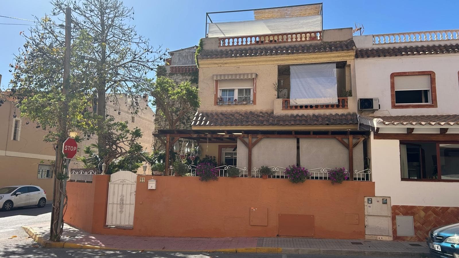 This charming semi-detached house in Los Montesinos offers a comfortable and well-maintained living space. The home features three spacious bedrooms, two bathrooms, and an additional guest WC. The independent kitchen is fully equipped with modern appliances, making it a practical and inviting space for cooking.

The villa is in overall good condition and includes built-in wardrobes in all bedrooms for ample storage. The living area is bright and airy, complemented by air conditioning and heating to ensure year-round comfort. A cozy fireplace adds warmth and character to the space.

Outdoor living is a highlight of this property, with a private yard, a spacious terrace, and a solarium offering plenty of space to relax and enjoy the sunshine. A balcony provides additional outdoor seating with pleasant views. The villa also comes with a private garage and storage room for added convenience. On the solarium is also wooden house which gives extra space and even a spare bedroom. 

Located in a well-connected area, the property is just a 10-minute drive from the beach, 30 minutes from the airport, and only 2 minutes from local amenities. Golf lovers will appreciate being just 15 minutes from a nearby course.

Partly furnished and ready to move in, this villa is a fantastic opportunity for those looking for a comfortable home in a great location.