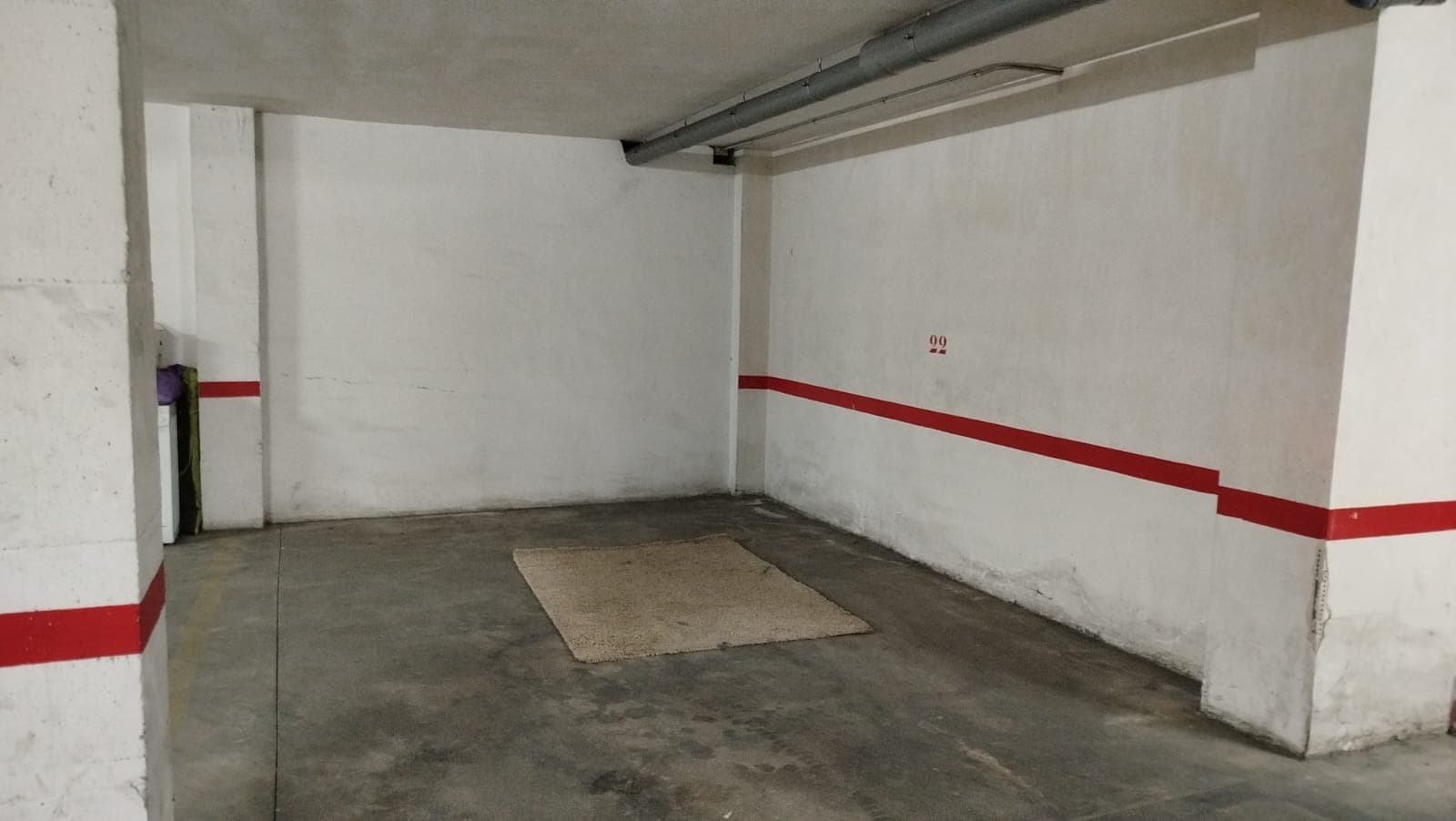Amplia plaza de aparcamiento en planta sótano (-1) de edificio en buen estado en Los Montesinos. La superficie de esta habitación es de 30 m², por lo que podrás aparcar allí tu coche y también utilizar espacio adicional para guardar cosas.

 Para garantizar una mayor seguridad y comodidad, el edificio está equipado con portero automático. Un lugar ideal para residentes y aquellos que buscan una solución de estacionamiento conveniente en la zona.

 ¡La manera perfecta de evitar problemas de aparcamiento y proteger tu vehículo!
