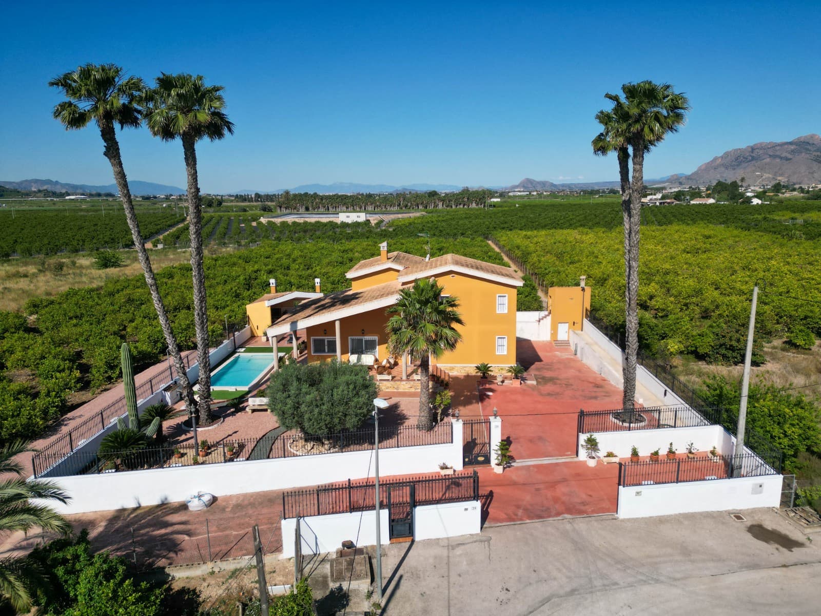 9,480 m2 fully fenced property with 495 m2 house built on a plot of 1,000 m2 all fenced within the perimeter of the property.

 The house consists of three floors:

 SEMI-BASEMENT FLOOR: 224 m2. Built Garage for several vehicles, gym with shower, entertainment room, DIY area with shelves and bench, a bedroom and a dressing room-shoe cupboard.

 GROUND FLOOR: 178 m2. Built Distributed in a large living room, large kitchen with access to an outdoor barbecue area, separate utility room, laundry room with access to an outdoor terrace, 1 bathroom with shower, 1 bedroom with built-in wardrobe and an office area with access to an outdoor terrace.

 SECOND FLOOR: 93 m2. Built Distributed in a viewing area to the living room downstairs, master bedroom with balcony, bathroom with whirlpool bath and dressing room, 2 more bedrooms (one with built-in wardrobe) and an additional bathroom with bathtub.

 SERVICES Central heating with boiler with water radiators and air conditioning ducts throughout the house. Outdoor shed with air conditioning engines, heating boiler and gas oil tank for maintenance. Grilles on all doors and windows with mosquito nets. Installation of fiber optic internet. Building with access from the kitchen to a barbecue area with sink and oven. Swimming pool and garden with outdoor lighting. Entrance gates to the property and garage with motorized doors.

 LEMON ORCHARD:

 The house is surrounded by a planted land with lemons in production and with a traditional irrigation method. Annual yield is between €15,000 / €20,000



 PROPERTY LOCATION The property is located in a quiet area, 5 minutes from the Carrefour shopping center and the city center of Orihuela and Bigastro, with good road access and good connections to both cities. The house is surrounded by residential houses with similar characteristics and is easily accessible by road and in the surrounding area where you can find supermarkets, restaurants and all necessary services. M. Ext. Aluminium M.Int. Wood Hot water boiler Equipped independent kitchen. Single-layer facade Rustic floor Southeast oriented

