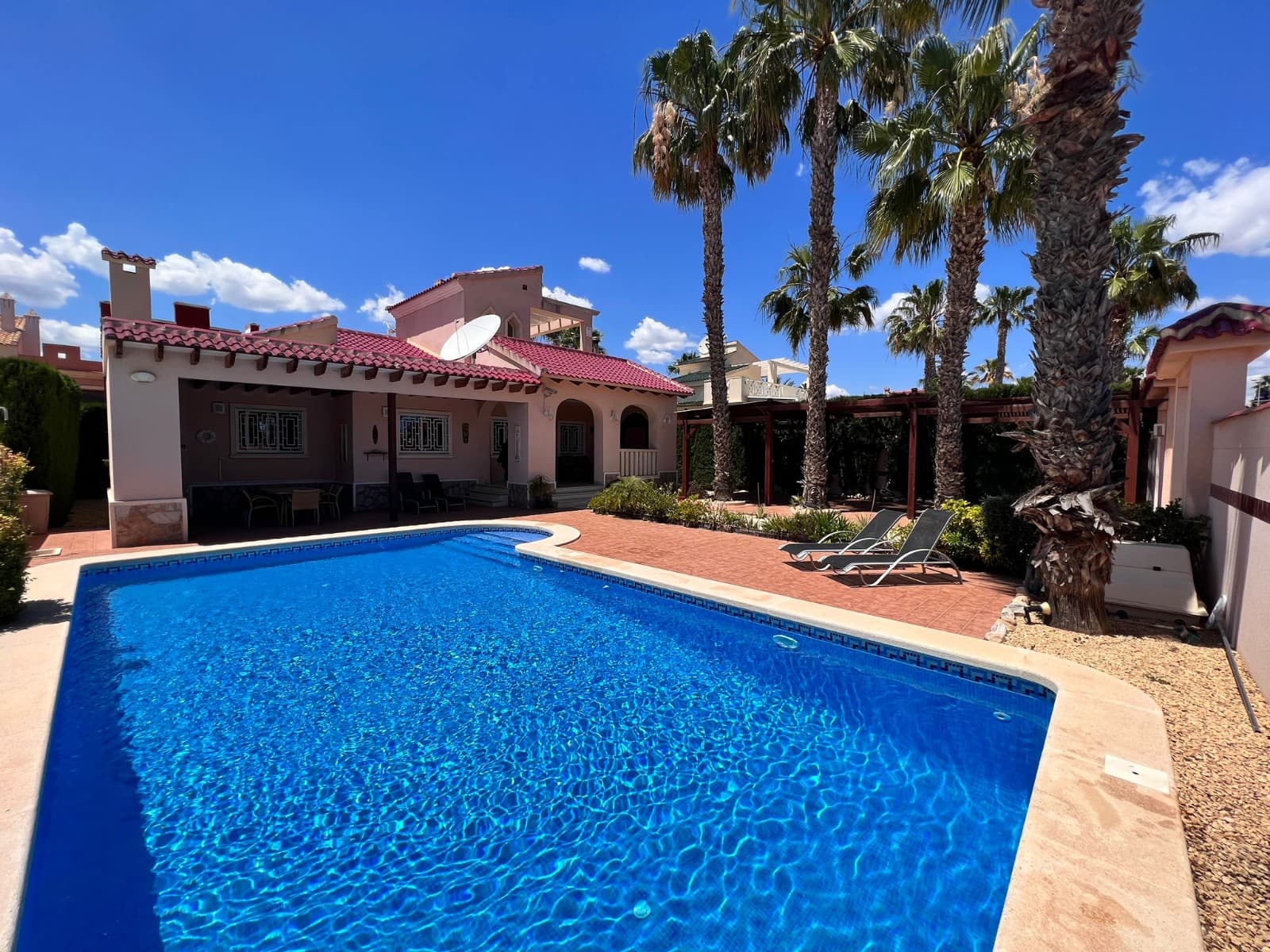 Descubra esta espectacular casa unifamiliar en una de las zonas más deseadas de la Costa Blanca. Esta villa de una sola planta con una parcela de 600 m² y una superficie construida de 140 m² combina espacio, comodidad y privacidad, a solo 15 minutos de la playa.

 La propiedad consta de 3 amplios dormitorios con armarios empotrados, 2 baños, una cocina abierta totalmente equipada y una sala de estar con techos altos abovedados y estufa de leña, perfecta para disfrutar de la vida en cualquier época del año. La propiedad se vende amueblada y lista para entrar a vivir.

 En el exterior encontrará una gran piscina privada, un cuidado jardín, una terraza cubierta, un solárium y varias terrazas, ideales para relajarse y disfrutar del aire fresco. Justo al lado del porche principal hay una gran cocina al aire libre con parrilla incorporada y zona de estar a la sombra. El camino de entrada privado también ofrece estacionamiento para dos coches.

 Adicionalmente se incluye: Aire acondicionado instalado de fábrica Puertas seguras Intercomunicador baño Electrodomésticos para la cocina persianas eléctricas solárium

 Ubicación ideal: a tan solo 3 minutos de zonas recreativas, 10 minutos de campos de golf, 15 minutos de las playas de Guardamar y 40 minutos del aeropuerto de Alicante. Cerca hay comercios y servicios locales como supermercados y restaurantes.

 Una oportunidad única para vivir o invertir en una excelente ubicación. ¡No te lo puedes perder!