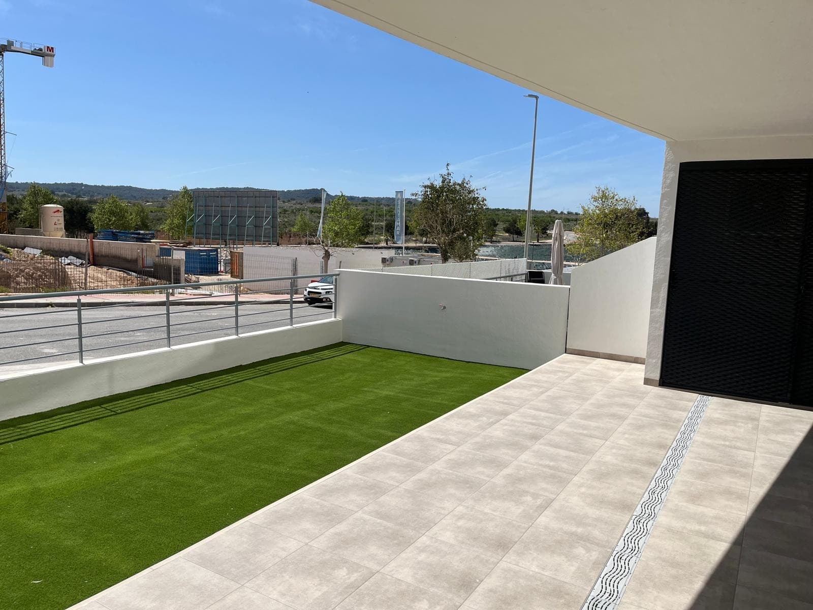 Este moderno apartamento de 2 dormitorios y 2 baños está ubicado en San Miguel de Salinas, en una excelente ubicación, cerca de todos los servicios y áreas recreativas.

 La casa con una superficie habitable de 75 m² dispone de una cocina abierta totalmente equipada, un luminoso salón y dos dormitorios, así como acceso a un porche privado y un jardín privado con vistas al jardín y piscina comunitarios.

 Resumen de los eventos más importantes: 2 armarios empotrados Muebles Equipo incluido en el precio Aire acondicionado y preinstalación de aire acondicionado Puertas seguras e intercomunicador Se encuentra en la planta baja y es de fácil acceso.

 Ubicación ideal: A sólo 15 minutos de la playa A 40 minutos del aeropuerto A 10 minutos del campo de golf A 10 minutos de áreas recreativas y servicios.

 Perfecto como residencia principal o secundaria. ¡Listo para mudarse!