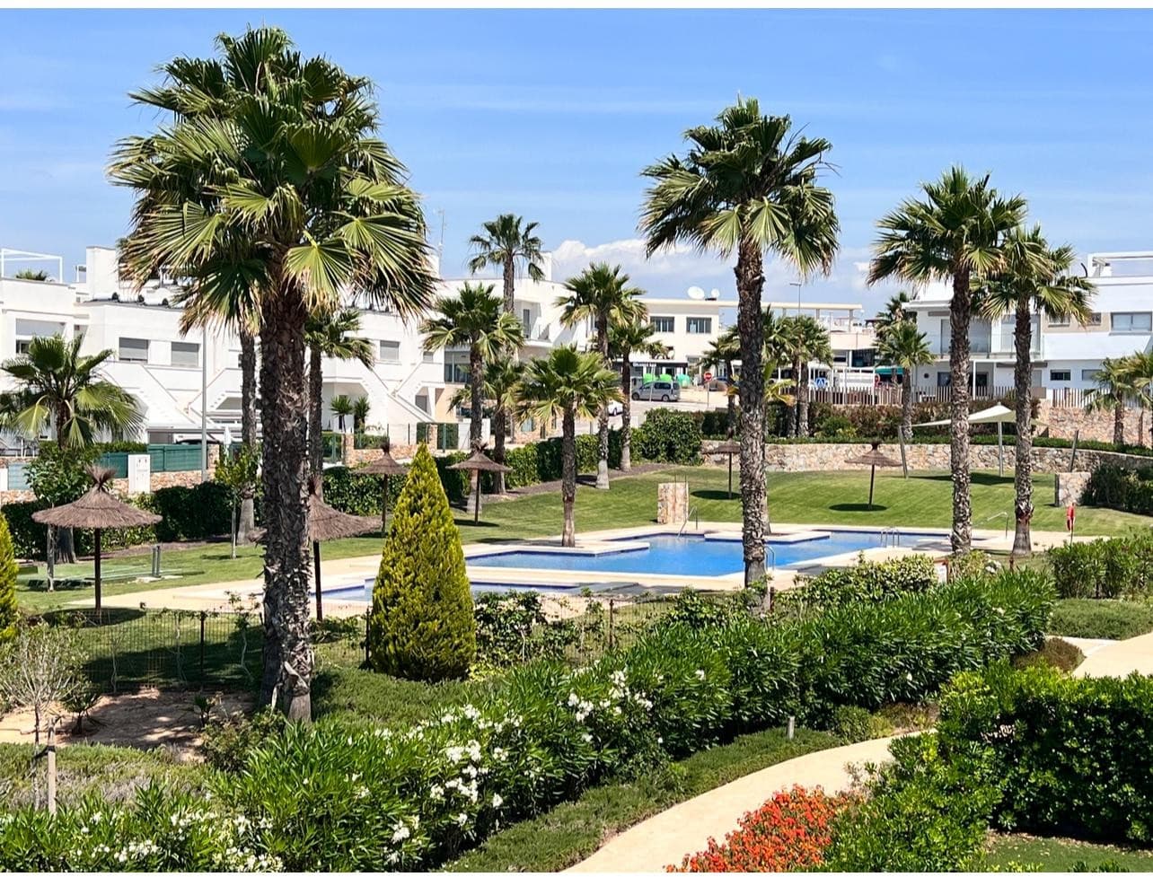 Situado en una de las zonas más deseadas de la Costa Blanca, este luminoso apartamento en primera planta ofrece comodidad, estilo y una excelente ubicación en el complejo residencial Vistabella Golf – Entre Naranjos.

 La propiedad consta de dos dormitorios con armarios empotrados, dos baños y una moderna cocina abierta totalmente equipada. El salón-comedor se abre a una agradable y espaciosa terraza privada donde podrá disfrutar del clima mediterráneo y de las maravillosas vistas a los jardines y piscina comunitarios. La propiedad también cuenta con un gran solárium privado, perfecto para tomar el sol, cenar y relajarse. Al final del día podrás aprovechar el solárium.

 La casa está equipada con aire acondicionado, puerta antirrobo, portero automático y se vende parcialmente amueblada.

 La propiedad está ubicada en un complejo bien cuidado con acceso a una piscina compartida y zonas verdes. Parking privado incluido en el precio.

 A solo 5 minutos a pie de bares, restaurantes y supermercados.

 A 5 minutos del campo de golf Vistabella

 A 20 minutos en coche de las playas

 A 40 minutos del aeropuerto de Alicante

 Perfecto como casa de vacaciones, inversión o residencia permanente.