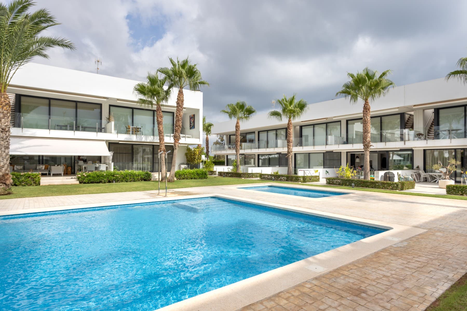 We present this beautiful property, located on the first floor of a modern, well-maintained building in the charming coastal town of Mar de Cristal, known for its peaceful atmosphere, proximity to the Mar Menor, and excellent connections to amenities and entertainment venues.

 With a built area of 113 m², this apartment stands out for its natural light, functional layout and excellent condition, making it ideal for moving into without renovation.

 Layout and spaces: 3 spacious bedrooms with fitted wardrobes, perfect for families or those needing extra space to work from home.

 2 complete bathrooms, one en suite, designed with modern, high-quality materials.

 Elegant living-dining room with direct access to a private terrace, perfect for enjoying the Mediterranean climate.

 Open plan kitchen, fully equipped with all necessary appliances and a breakfast bar, ideal for meetings and informal dining.

 Separate laundry room and storage room provide functionality and extra storage space.

 Extras and equipment: Air conditioning is installed and pre-installed in the other rooms.

 Fully furnished and ready to move into.

 Armored door for extra security.

 Intercom.

 Access to a fantastic communal swimming pool and sun terrace, ideal for relaxing on summer days.

 Private parking space and storage room included in the price.

 Prime location: Just a 5-minute walk from the beaches of the Mar Menor.

 30 minutes drive from the nearest airport.

 Within walking distance of restaurants, shops, supermarkets and entertainment venues (10 minutes).

 Close to prestigious golf courses (10 minutes), such as La Manga Club.

 With a south-facing position, this property enjoys excellent natural light throughout the day, making it a warm, welcoming and highly energy-efficient home.