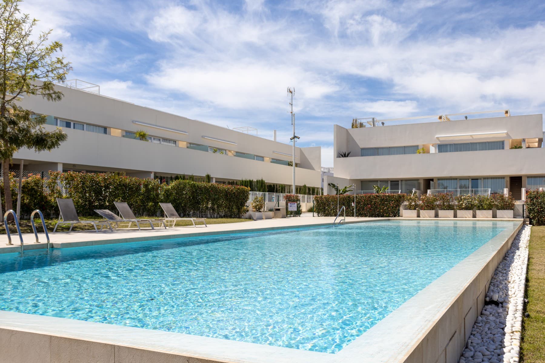 Discover this bright and cozy, nearly new apartment, located in a quiet area of Torrevieja, just 5 minutes from the beach. The apartment is located on the first floor and offers 67 m² of living space, divided into two bedrooms with fitted wardrobes, two bathrooms, and a modern, fully equipped open-plan kitchen.

 The apartment is delivered furnished and equipped with appliances and is move-in ready. It features air conditioning, a security door, an intercom, and high-quality finishes. Its southwest-facing location guarantees natural light most of the day, ideal for enjoying the private terrace and 56 m² solarium.

 It also offers access to a communal swimming pool, perfect for cooling off in the summer, and comes with a private parking space and storage room, providing added convenience and storage space.

 Unparalleled location:

 Beach: 5 minutes

 Recreation and shopping: 5 minutes

 Golf course: 15 minutes

 Alicante Airport: 40 minutes

 An excellent option as a permanent home, holiday home or holiday rental investment.