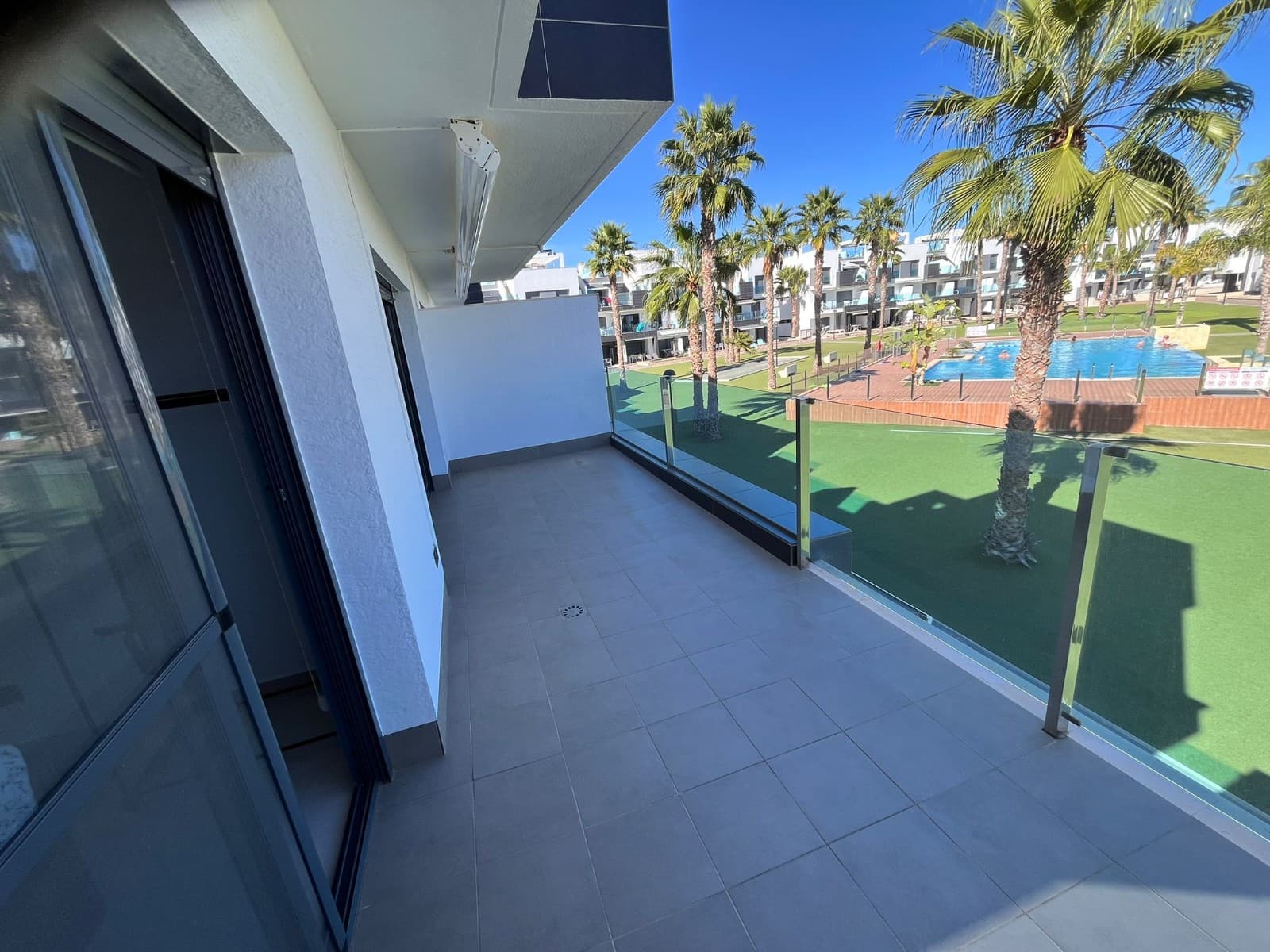 We present this beautiful apartment in Guardamar del Segura, ideal as a permanent residence, second home, or holiday investment. Located on the first floor of a modern building with an elevator, this apartment combines comfort, functionality, and an excellent location just 5 minutes from the area's beautiful beaches.

 With a living area of 89 m², the house offers a very practical and bright layout. It features two spacious bedrooms with fitted wardrobes, two full bathrooms, and an elegant open-plan kitchen, fully equipped with appliances. The living/dining room opens directly onto a pleasant terrace where you can enjoy the Mediterranean climate year-round.

 This apartment is furnished and equipped with air conditioning, a security door and a private parking space in the same building, which provides extra comfort and security.

 The complex offers access to a communal swimming pool, perfect for cooling off on the hottest days, as well as well-maintained communal areas.

 Just a 5-minute drive from the beach

 3 minutes from shops, supermarkets, bars and restaurants

 10 minutes from golf courses

 40 minutes from Alicante International Airport

 An excellent opportunity for those seeking a quality home by the sea, with all amenities within easy reach and in one of the most sought-after areas of the Costa Blanca.