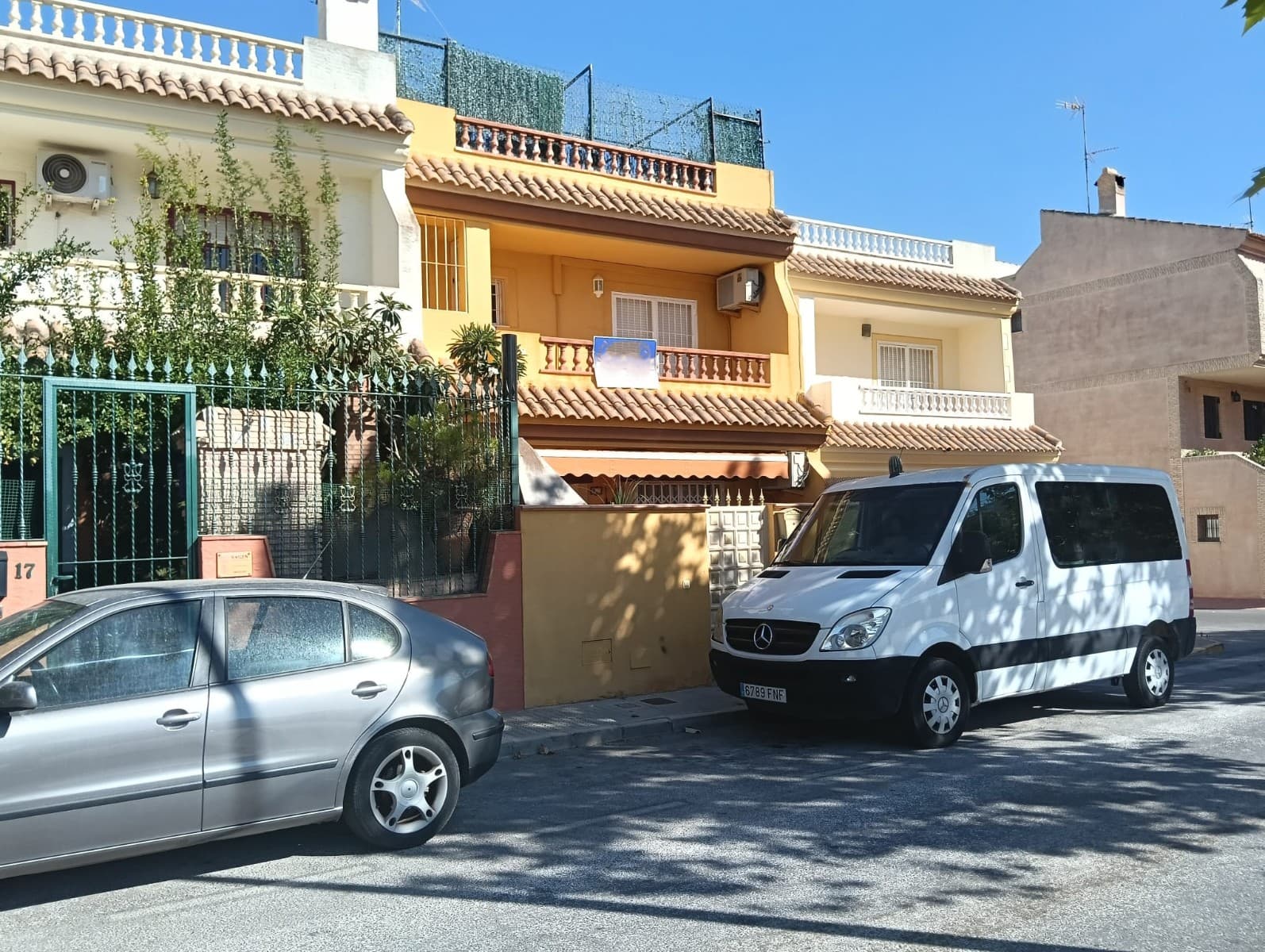 Descubra esta encantadora casa en la tranquila zona residencial de Los Montesinos, rodeada de un parque con impresionantes vistas. Se encuentra a solo 15 minutos de la playa, a 5 minutos de campos de golf y a 2 minutos de todos los servicios esenciales: supermercados, restaurantes, centros de salud y más. El aeropuerto está a solo 40 minutos, lo que la convierte en la opción ideal para una primera o segunda residencia.

 La casa, con una superficie útil de 135 m², ofrece una excelente distribución y numerosas estancias, garantizando la comodidad de toda la familia.

 3 amplios dormitorios, todos con armarios empotrados (3 en total), perfectos para almacenaje y organización.

 Dos baños completamente equipados y un aseo adicional, diseñados pensando en el máximo confort.

 Una cocina independiente, totalmente equipada con electrodomésticos, conectada a un práctico lavadero.

 Salón-comedor con chimenea, perfecto para acogedoras reuniones invernales.

 Balcón, terraza, porche y espectacular solárium donde poder disfrutar del sol todo el año.

 Una zona de barbacoa, perfecta para reuniones al aire libre con familiares o amigos.

 Garaje privado con plaza de aparcamiento y lavadero en el solárium que ofrece espacio de almacenamiento adicional.

 Para garantizar el confort durante todo el año, se ha instalado aire acondicionado.

 Se vende amueblado, listo para entrar a vivir.

 La orientación este-oeste garantiza una excelente ventilación natural y luminosidad durante todo el día, asegurando calidez y bienestar en todas las estancias de la vivienda.

 Esta casa bien mantenida es una oportunidad única para quienes buscan alta calidad de vida, tranquilidad y proximidad a todos los servicios.

 ¡No te pierdas esta oportunidad! Ven y enamórate.