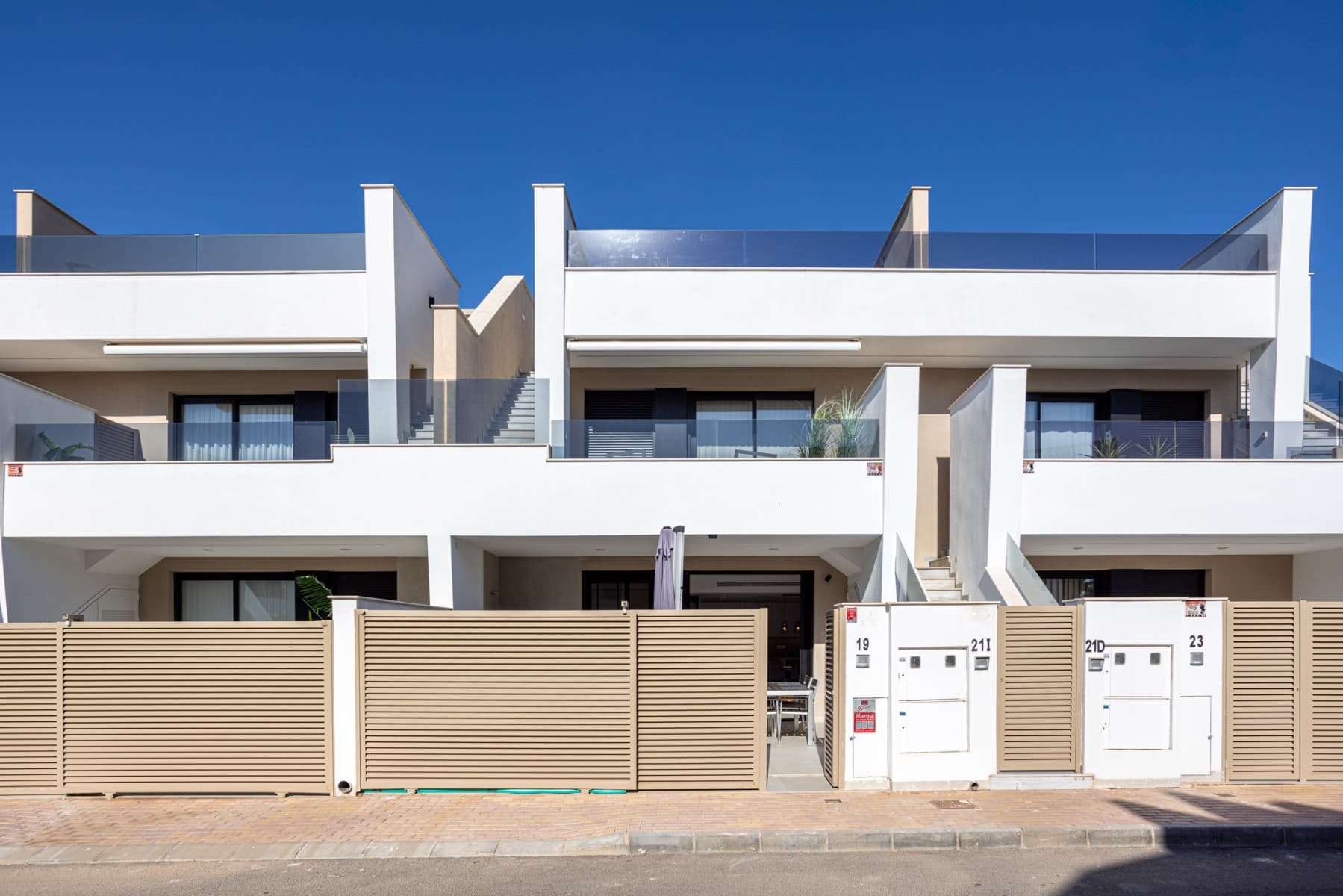 Discover this beautiful ground floor apartment, located in one of the most sought-after areas of San Pedro del Pinatar, just minutes from the sea and surrounded by all the amenities you need for a comfortable and peaceful life or a perfect holiday.

 With 80 m² of living space, this home offers a functional and modern design, divided into three bedrooms with fitted wardrobes, two full bathrooms, and an open-plan kitchen that flows seamlessly into the living-dining room, creating a bright and airy space, ideal for enjoying time with family or friends. The third bedroom is particularly special: the entrance to it is a fully sliding wall, which can be converted from a bedroom into an additional living room in seconds.

 From the living room there is direct access to a cozy private veranda, perfect for having breakfast outside, relaxing with a book or enjoying the warm Mediterranean evenings.

 Amenities that make a difference:

 Communal swimming pool surrounded by greenery to cool off on the hottest days, which is also heated by the various communal solar panels for year-round use.

 Private parking on the terrace Storage space for extra storage space Underfloor heating in the bathrooms Air conditioning (central) installed for year-round comfort Delivered furnished and with built-in appliances, ready to move into without any worries

 Ideal location:

 Just a 6-minute drive from the beaches of the Mar Menor and the Mediterranean Sea 3 minutes walk from supermarkets, shops, restaurants and recreational areas 30 minutes from Murcia International Airport 15 minutes from various golf courses

 The east-facing location guarantees excellent ventilation and natural light throughout the day, providing cooling in summer and warmth in winter.

 This property is perfect as a primary residence, second home or even as a holiday rental investment.

 Don't miss this opportunity to live by the sea with all amenities!