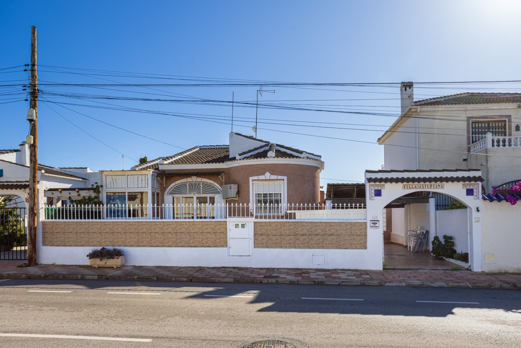 Discover this charming detached villa, located in a quiet and pleasant residential area of Torrevieja, perfect for those seeking privacy, comfort, and a high quality of life near the sea.The property sits on a spacious 300 m² plot and offers ample outdoor space to enjoy the Mediterranean climate year-round. The property comprises 60 m² of living space, practically and functionally laid out.Inside, you'll find three bright bedrooms, two with fitted wardrobes, and two full bathrooms, ideal for a family or for entertaining guests. The separate kitchen is fully equipped with appliances and features a utility room directly adjacent to the kitchen for added convenience and storage.The villa is in good condition and is sold furnished, ready to move into. The living room is equipped with air conditioning, ensuring comfort in any season.Outdoors, the property boasts a beautiful and practical recreation area with a private pool, perfect for relaxing and enjoying time with family and friends. It also includes a fully tiled terrace, ideal for al fresco dining, a storage/laundry room, and a private parking space. The west-facing location ensures beautiful sunsets and abundant natural light in the afternoon.Location and distances:Beach: 15 minutesLeisure areas, restaurants, and shops: 5 minutesGolf course: 10 minutesAirport: 40 minutesAn ideal property as a permanent residence, holiday home, or investment, combining privacy, outdoor space, and a prime location on the Costa Blanca.