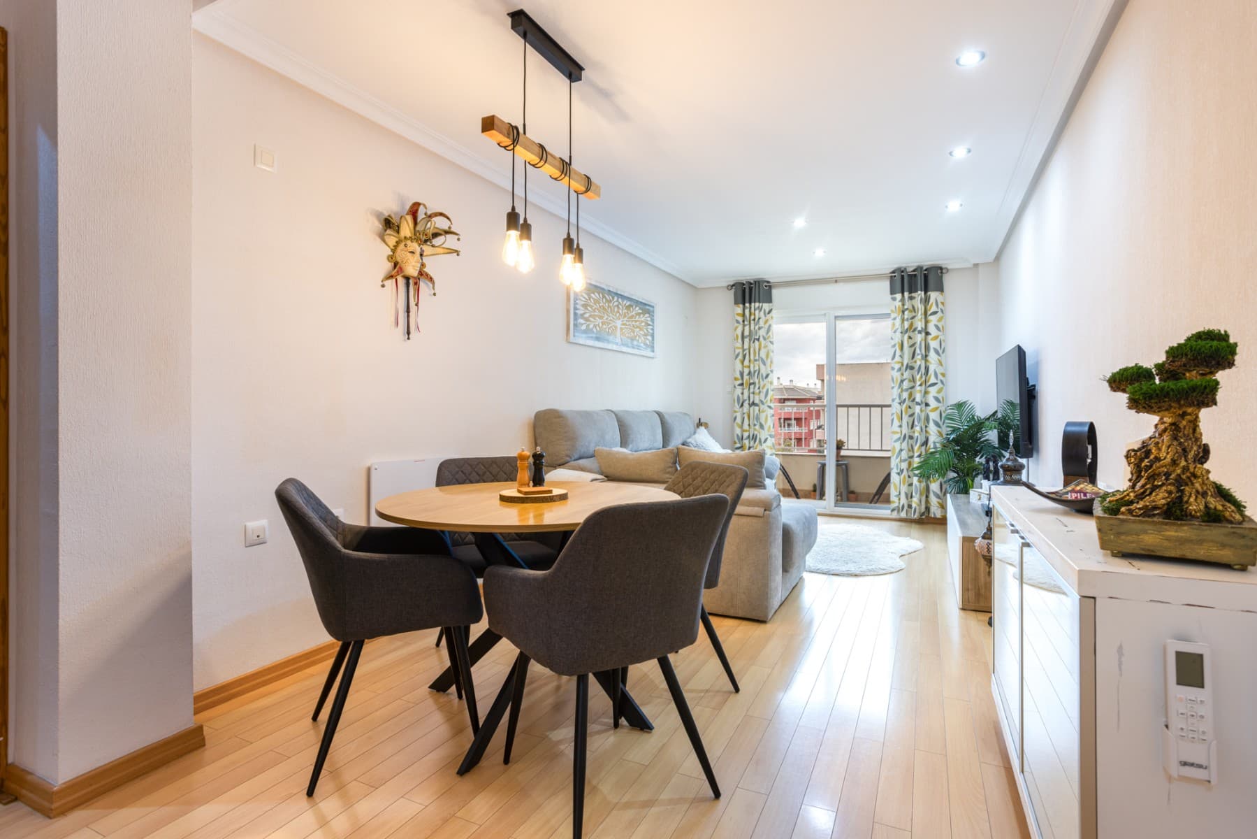 Discover this fantastic apartment on the third (top) floor of a modern building with an elevator, located in one of the most sought-after areas of Los Montesinos, where residential tranquility blends seamlessly with proximity to all essential amenities.The apartment offers 120 m² of living space, carefully laid out to provide space, comfort, and functionality. Upon entering, you are greeted by a spacious hallway leading to a bright, elegant, and inviting living/dining room with direct access to a private terrace, perfect for relaxing or enjoying the excellent year-round climate thanks to its west-facing location. There are beautiful unobstructed views of the square with its children's playground.The separate kitchen, fully equipped with appliances, has a practical and modern design, as does a separate laundry room, providing added convenience and organization in your daily life.The apartment has three spacious bedrooms, two with fitted wardrobes, ideal for storage. The master bedroom offers an intimate and comfortable atmosphere, while the other two bedrooms are perfect as a family room, guest room, or office. The property also boasts two well-designed and functional bathrooms; in one of the bathrooms is a full sized wardrobe, which is perfect for storing bedding, towels, etc. Excellent features include parquet flooring, air conditioning, heating, a security door, an intercom system, and meticulous finishing. The property is sold semi-furnished, including the kitchen appliances. It is in impeccable condition and ready to move into without any renovations.As an added bonus, the property includes a private parking space with two adjacent garage spaces – a true privilege. Furthermore, the building boasts a communal solarium, ideal for sunbathing and relaxing moments.