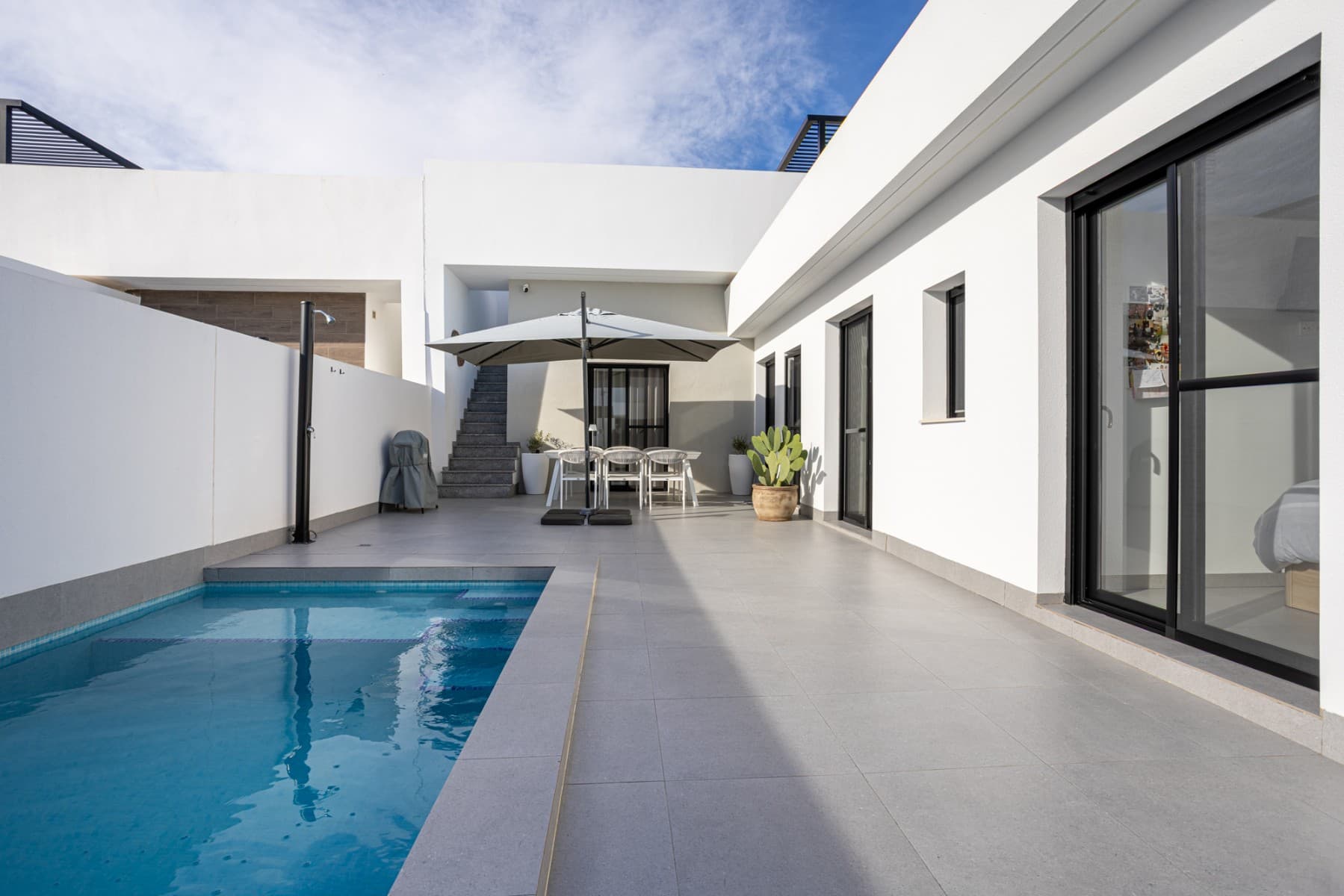 Esta encantadora villa independiente ofrece el equilibrio perfecto entre comodidad, privacidad y estilo de vida mediterráneo, ubicada en una tranquila zona residencial de Torre-Pacheco, a pocos minutos de todos los servicios.Construida sobre una parcela privada de 151,71 m², la propiedad cuenta con 85 m² construidos, todos en una sola planta, lo que la hace práctica, accesible y de fácil mantenimiento. La villa está diseñada para aprovechar al máximo la luz natural gracias a su orientación este, garantizando interiores luminosos durante todo el día.En el interior, la vivienda cuenta con tres amplios dormitorios, todos con armarios empotrados, y dos modernos baños, uno de ellos en suite con el dormitorio principal. También hay una zona de lavandería y un armario adicional, muy útil y discreto. La cocina americana se integra a la perfección con el salón-comedor, creando un espacio acogedor y funcional, ideal tanto para el día a día como para recibir invitados. La propiedad se encuentra en excelentes condiciones, lista para entrar a vivir, y se vende completamente amueblada, incluyendo electrodomésticos y aire acondicionado para mayor comodidad durante todo el año.El exterior es donde esta villa realmente destaca. La propiedad cuenta con una piscina privada, rodeada de un jardín bien proporcionado, perfecto para relajarse, tomar el sol o disfrutar de comidas al aire libre. Un porche cubierto ofrece una zona de estar a la sombra, mientras que la terraza y el solárium ofrecen espacio adicional para disfrutar del sol, entretenerse o simplemente relajarse con vistas abiertas y privacidad. En la planta superior del solárium hay una zona de sombra, junto con una cocina exterior, ideal para barbacoas. La casa también incluye aparcamiento privado dentro de la parcela y un sistema de intercomunicación para mayor seguridad.Ubicación privilegiadaPlayas: 20 minutosAeropuerto Internacional de Murcia: 15 minutosZonas de ocio, tiendas y restaurantes: 5 minutosCampos de golf: 5 minutosEsta propiedad es ideal como residencia permanente, casa de vacaciones o inversión para alquiler, gracias a su excelente ubicación, espacio exterior y estado listo para entrar a vivir. Una fantástica oportunidad para disfrutar del estilo de vida de la Costa Cálida con comodidad, sol y privacidad.