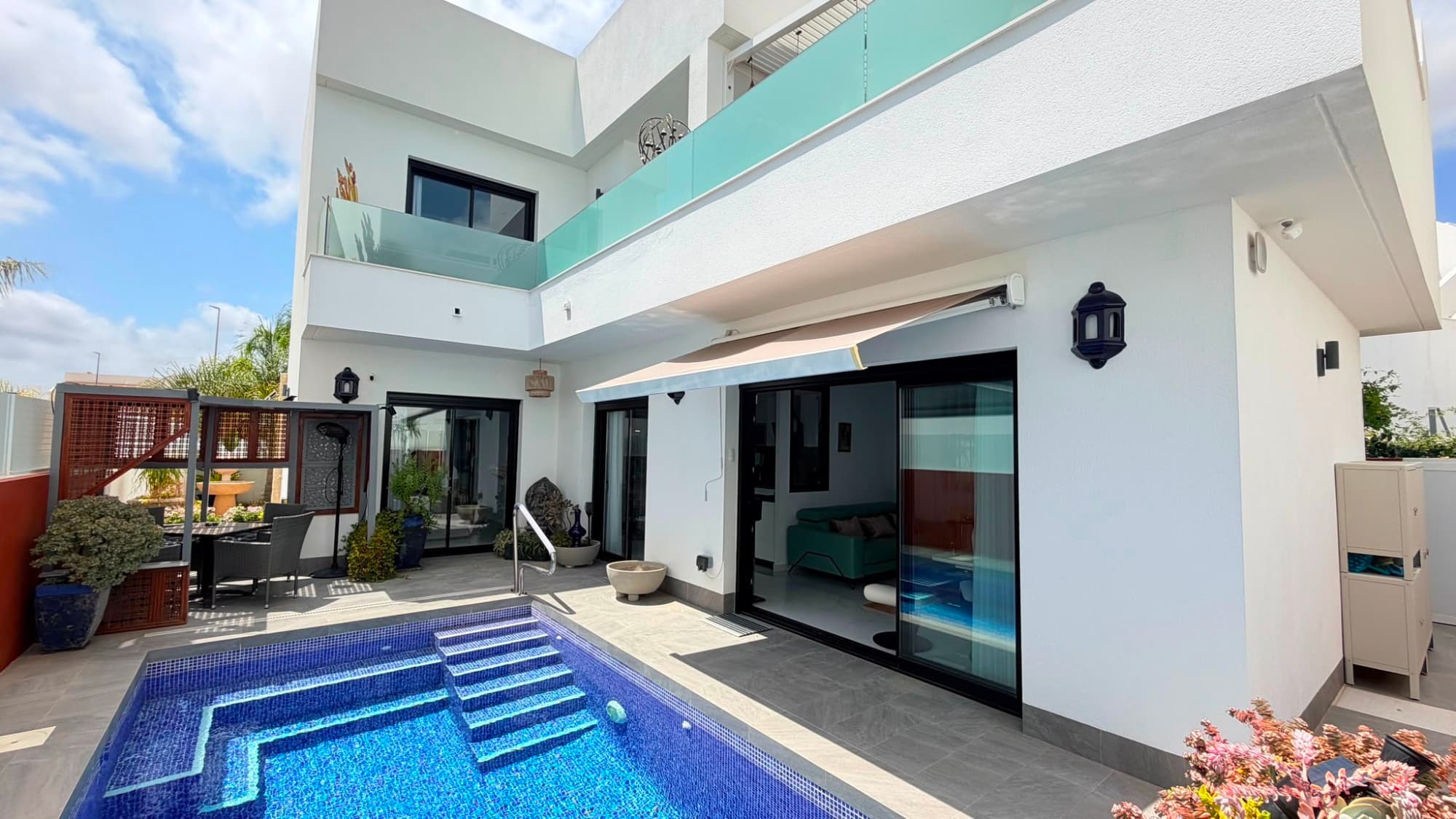 ¿Está buscando una villa en la Costa Blanca donde se combinen perfectamente el confort, el estilo y el auténtico estilo de vida mediterráneo? Esta preciosa villa independiente, decorada con mucho gusto, ofrece una combinación única de elegancia, privacidad y excelentes prestaciones. Una propiedad ideal para quienes desean comprar una vivienda en España, ya sea como residencia permanente, casa de vacaciones o inversión inmobiliaria en la soleada Costa Blanca.Exclusiva villa en la Costa Blanca con magníficas zonas exterioresEsta elegante villa independiente ha sido diseñada para disfrutar al máximo del maravilloso clima español. Alrededor de la vivienda se han creado diferentes rincones acogedores donde relajarse y disfrutar del estilo de vida exterior durante todo el año.Las zonas exteriores son uno de los grandes atractivos de esta propiedad:Piscina privada climatizada con una ubicación estratégica que ofrece una gran privacidadPreciosa cocina exterior, perfecta para disfrutar de largas veladas con familiares y amigosDiferentes zonas de descanso y terrazas acogedoras alrededor de la viviendaAmplio solárium con unas vistas impresionantes y panorámicas sobre el entornoEspacios exteriores cuidadosamente diseñados para vivir cómodamente al estilo mediterráneoGracias a la distribución inteligente de la zona de piscina y jardín, podrá disfrutar de tranquilidad, intimidad y del auténtico placer de vivir en la Costa Blanca.Villa confortable con 3 dormitorios y acabados de alta calidadEn el interior, esta propiedad combina una decoración elegante con todas las comodidades modernas. La villa dispone de:✔ 3 amplios dormitorios✔ 3 baños elegantes con suelo radiante✔ Aire acondicionado integrado en cada planta✔ Acabados de calidad y espacios de vida confortables✔ Sistema de energía solar para el agua calienteCada estancia ha sido diseñada cuidando todos los detalles, creando una vivienda lista para entrar a vivir. La combinación de lujo, eficiencia energética y confort convierte esta villa en una opción muy atractiva tanto para familias como para inversores.