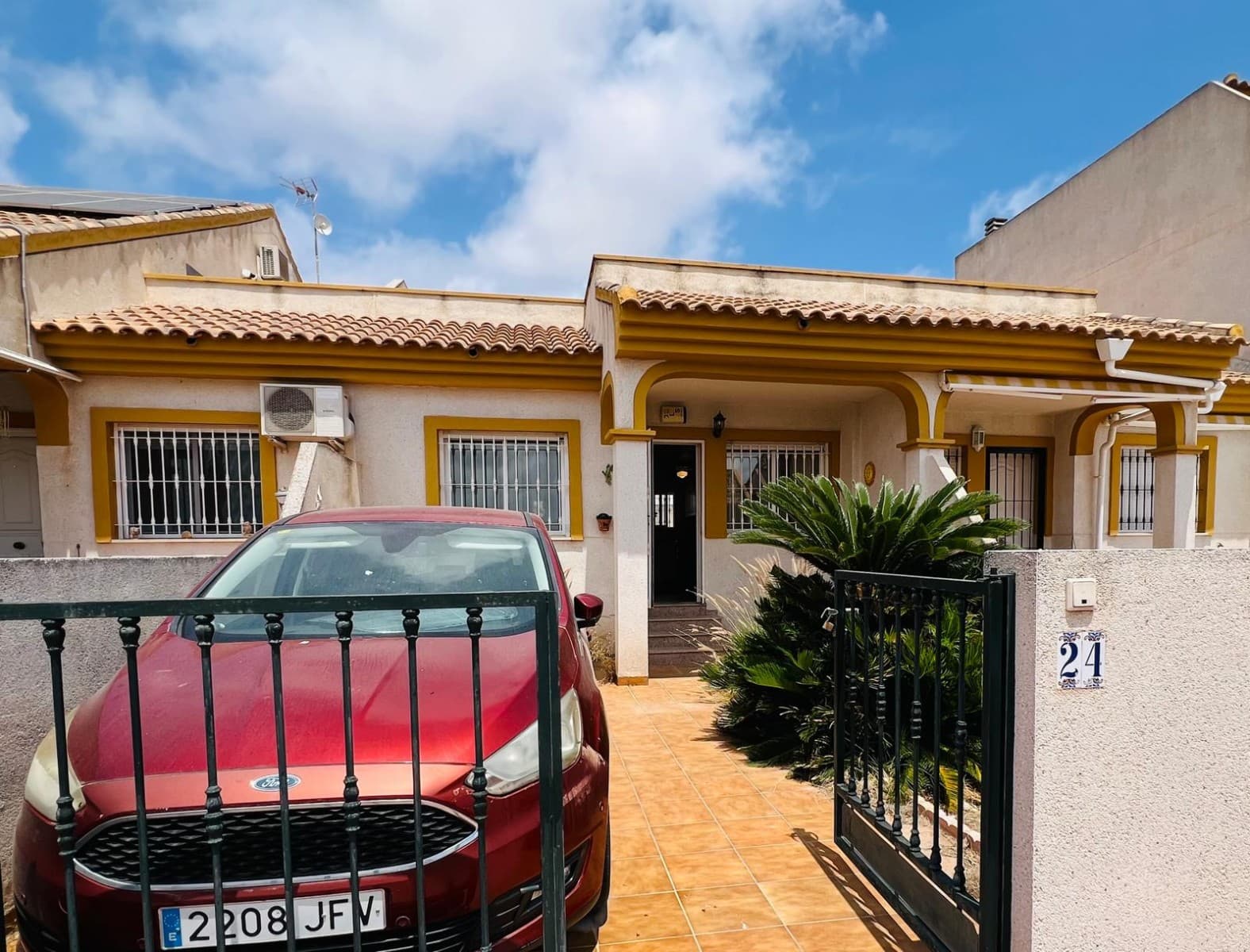 Ubicada en las tranquilas afueras del encantador pueblo de Daya Nueva, esta casa adosada, impecablemente presentada, ofrece la combinación perfecta entre la vida rural y la serenidad del campo. Con vistas despejadas al pintoresco paisaje, esta acogedora vivienda brinda una maravillosa oportunidad para disfrutar del relajado estilo de vida mediterráneo.Al acercarse a la propiedad, le da la bienvenida un camino privado con estacionamiento privado, además de una encantadora terraza cubierta en la parte delantera, el lugar ideal para disfrutar del café de la mañana mientras se deleita con la tranquilidad y el sol.En el interior, la vivienda es luminosa, cómoda y está cuidadosamente distribuida. El espacioso salón-comedor crea un ambiente cálido y acogedor, conectándose a la perfección con la cocina de estilo americano, práctica y funcional, perfecta para el día a día o para recibir a familiares y amigos.La propiedad cuenta con dos amplios dormitorios dobles, cada uno con armarios empotrados y aire acondicionado para mayor comodidad durante todo el año. Un baño familiar bien equipado completa la vivienda.En la parte trasera, una terraza privada ofrece un espacio exterior adicional e incluye una zona cubierta de servicio y lavandería. Desde aquí, unas escaleras conducen a un impresionante solárium en la azotea, donde podrá disfrutar del sol durante todo el día gracias a la codiciada orientación sur de la propiedad. Ya sea para tomar el sol, cenar al aire libre, recibir invitados o simplemente admirar las hermosas vistas al campo, este versátil espacio exterior se convertirá sin duda en uno de los rincones favoritos de la casa.Otras ventajas incluyen aire acondicionado en el salón y en ambos dormitorios, garantizando confort durante todo el año. La propiedad se ofrece completamente amueblada e incluye todos los electrodomésticos de la cocina, lo que permite a los nuevos propietarios mudarse de inmediato y empezar a disfrutar de todo lo que esta encantadora casa tiene para ofrecer. Hay una preciosa piscina comunitaria a pocos pasos de la casa, perfecta para refrescarse cuando hace calor.Tanto si busca una residencia permanente, una casa de vacaciones para dejarla cerrada y marcharse sin preocupaciones, como una atractiva oportunidad de inversión, esta encantadora casa adosada combina comodidad, conveniencia y un entorno impresionante en un paquete muy atractivo.