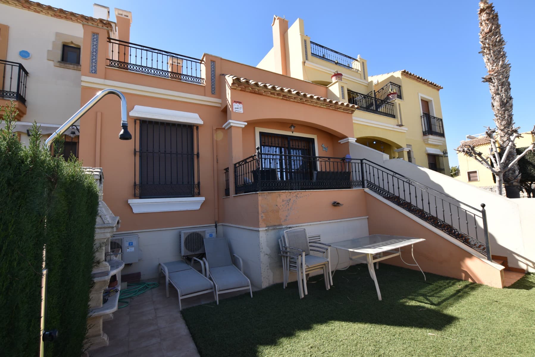 Welcome to this beautiful 3-bedroom townhouse located in a well-maintained gated community. Enjoy a refreshing swim in the community pool or park your car safely off the road in the private parking area. The modernized kitchen is perfect for preparing delicious meals, and the fully furnished home is ready for you to move in and enjoy. Relax in the garden or soak up the sun on the solarium. This well-cared-for home is within walking distance to all the necessary services and comes with the added benefit of air conditioning. 

This charming home boasts 110 square meters of living space, 3 bedrooms, and 2 bathrooms. The property is in great condition and features built-in wardrobes, making organization a breeze. The garden is a perfect place to relax and unwind after a long day, enjoying the beautiful Spanish sun.

Don't miss out on this fantastic opportunity to own a piece of paradise in Spain. Contact us today to schedule a viewing.