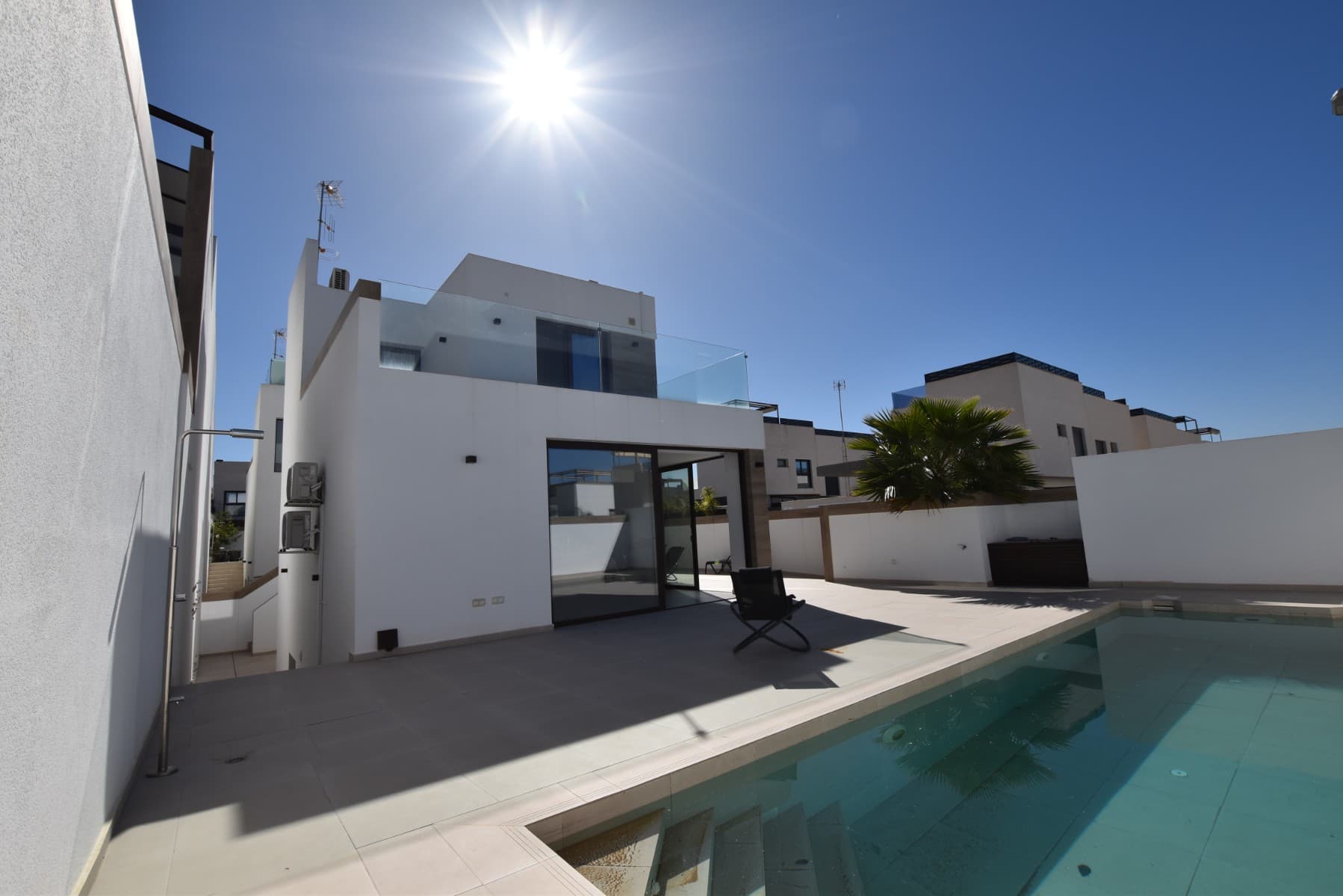 Beautiful independent House / Chalet for Sale with 3 bedrooms and 3 bathrooms. The incredible high quality and modern finishes make it unique. The first room has its own bathroom, and there is also a guest bathroom. The large kitchen-living room is perfect for family gatherings. On the upper floor there are 2 bedrooms and a shared full bathroom. Enjoy the large terrace overlooking the pool. The fully finished and high quality basement offers a large space and a full bathroom. With 175 m² built, this second-hand property is in good condition. It does not have heating. West orientation. Do not miss this opportunity!