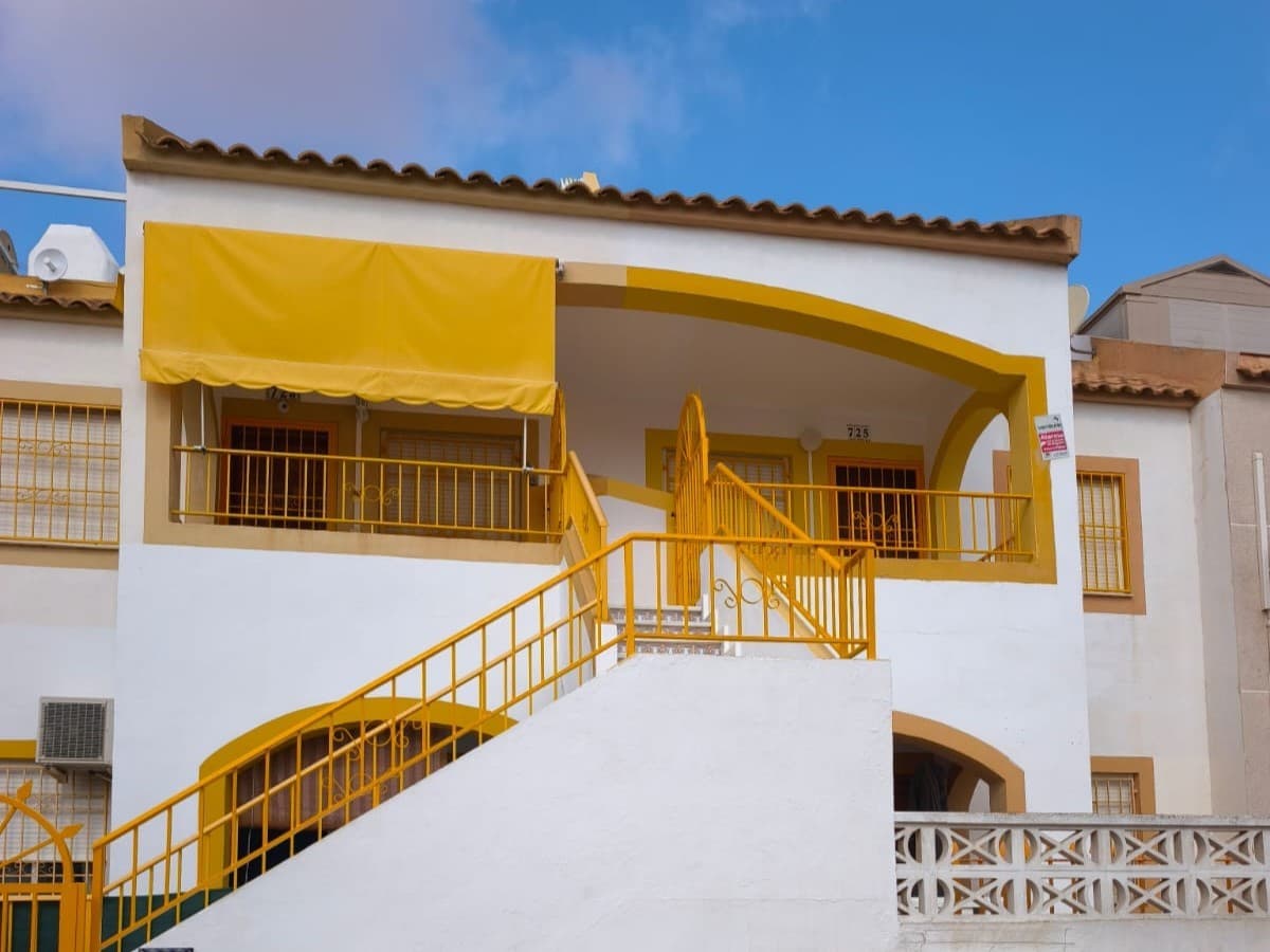 Top-floor apartment with private solarium – Quiet Torrevieja location near the coast



Casas Connect is delighted to offer this lovely first-floor apartment located in a peaceful residential area of Torrevieja, perfect for year-round living or sunny holidays on the Southern Costa Blanca.



Accessed via a private exterior staircase with gated entrance, this home offers:





2 bedrooms with built-in wardrobes



1 full bathroom



 Bright living room with covered terrace



Fully fitted kitchen with access to a private rooftop solarium – ideal for sunbathing or dining outdoors







Part of a well-maintained urbanisation with a communal swimming pool 🏊. The apartment has been freshly painted, so it’s move-in ready!



Just 7 km from La Mata and Los Locos beaches, and less than 15 km from popular golf courses like La Finca and Villamartín. Alicante-Elche Airport is just 45 km away.



A fantastic opportunity to own a holiday home, permanent residence or rental property in one of the most sought-after areas of the Costa Blanca South.

 At Casas Connect, we provide a friendly and professional service from start to finish. Contact us to arrange your visit!