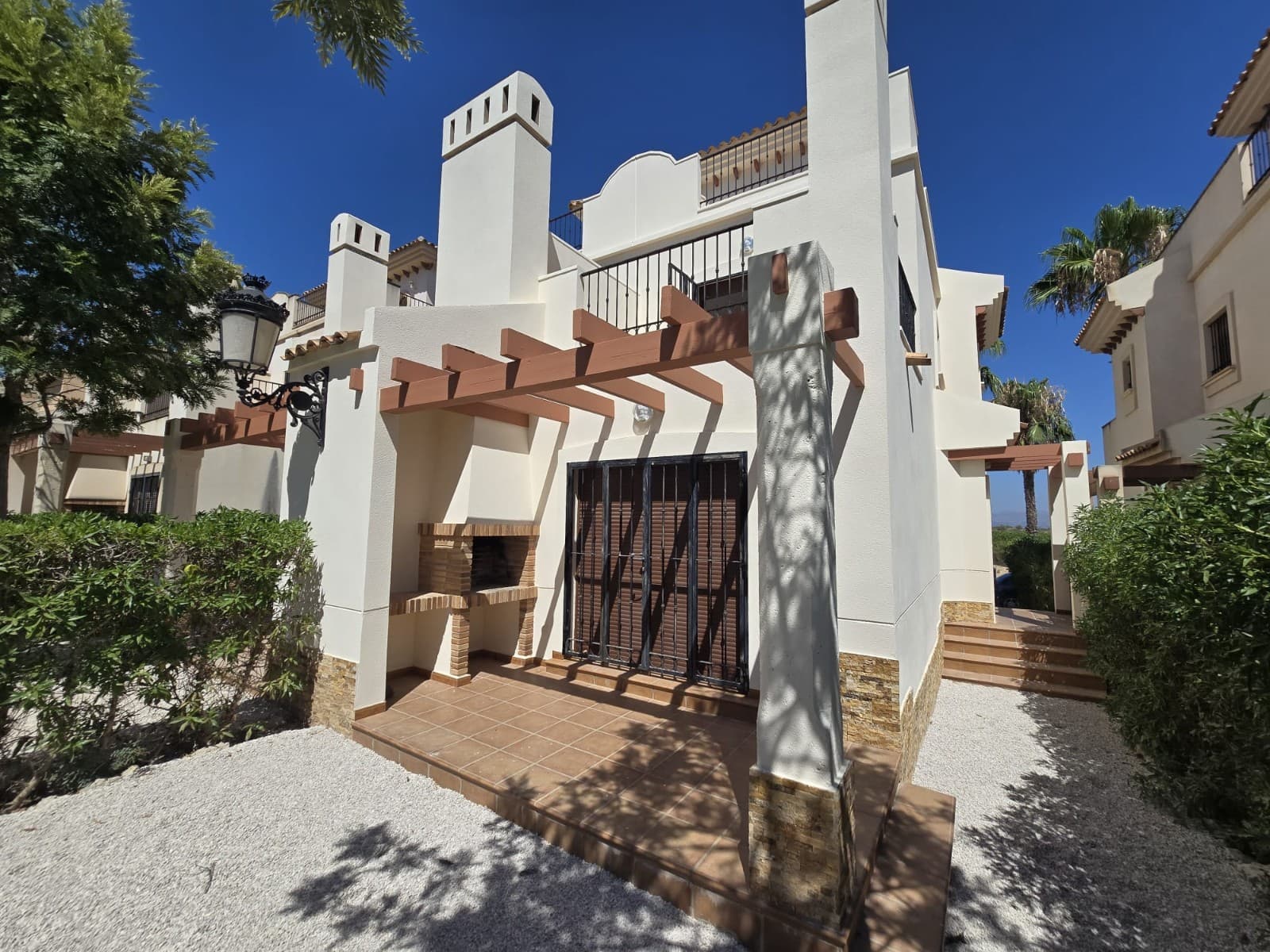 Semi-detached 3-bed villa in Paradise Golf, Algorfa.

Located just minutes from La Finca Golf, this well-kept home features 3 double bedrooms, 2 bathrooms (1 full + WC with shower), a spacious living room with fireplace, independent kitchen with utility room, and a private rooftop solarium.

Includes front garden with parking, rear terrace with BBQ, and access to a communal pool in a gated community. Freshly painted and sold unfurnished. Plot: 63 m². Built area: 100.68 m².

Close to amenities, Benijófar, Ciudad Quesada and 15 mins to Guardamar beach.