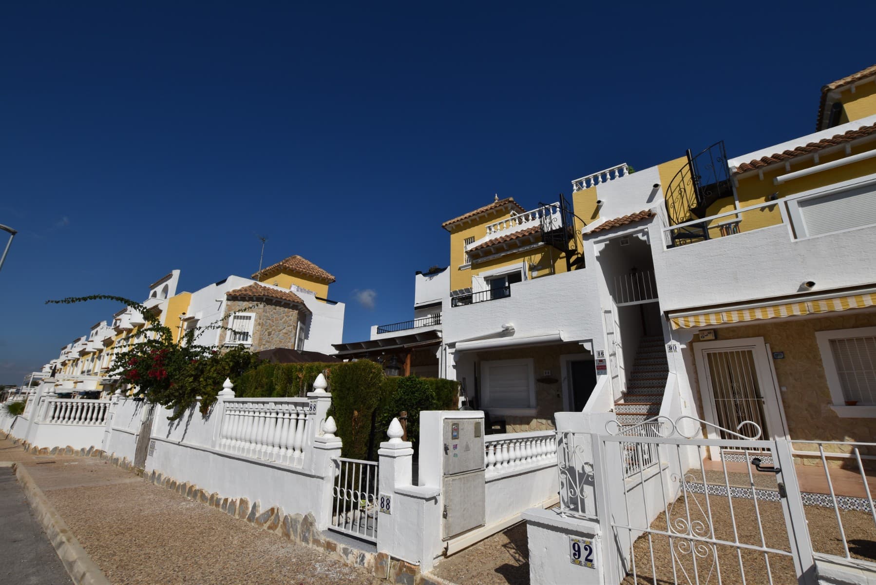 Top Floor Apartment with Private Solarium in Montemar, Algorfa – Opposite La Finca Golf

This well-presented 2-bedroom, 1-bathroom top floor apartment is located in the quiet residential area of Montemar, Algorfa, directly across the road from La Finca Golf Resort. Offering comfort, convenience and outdoor living, it is an excellent choice as a holiday home, permanent residence, or rental investment.

Property Highlights:





Bright living and dining area with air conditioning





2 bedrooms with storage





1 bathroom





Fully furnished and ready to move in





Off-road parking





Communal swimming pool





Large private solarium with open views





Location:

Montemar is a sought-after area in Algorfa, combining peaceful surroundings with easy access to services. The golden beaches of Guardamar del Segura are just 15 minutes away, and Alicante Airport can be reached in 35 minutes. Local shops, restaurants and amenities are close by, making this property an ideal base on the Costa Blanca South.

This apartment is a great opportunity for buyers looking for a home in a prime location near golf and the Mediterranean coast.