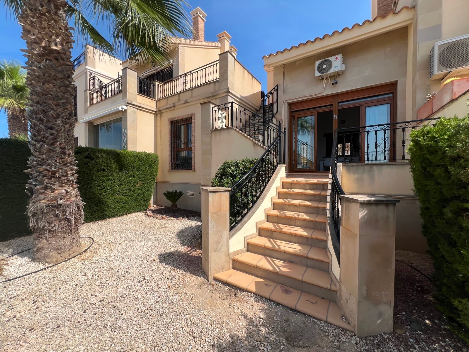 Casas Connect proudly presents this beautiful Lola-style property located in the prestigious La Finca Golf Resort, Algorfa, one of the most sought-after residential areas on the Costa Blanca South 🌴.The property offers a practical and comfortable layout featuring:🛏️ 2 spacious bedrooms🛁 2 full bathrooms☀️ Excellent outdoor space to enjoy the Mediterranean climate🌿 Private terrace and outdoor area🏊 Access to communal swimming poolThe Lola model is one of the most popular designs in La Finca Golf due to its balanced layout, natural light and functional living space.Situated just minutes from the 18-hole golf course ⛳, hotel, spa, restaurants and essential amenities, this property is ideal as a permanent home, holiday retreat or investment on the Costa Blanca.📍 15–20 minutes to Guardamar beaches✈️ 40 minutes to Alicante AirportAn excellent opportunity to buy a 2 bed 2 bath property in La Finca Golf, Algorfa.Casas Connect – Connecting people & property perfectly