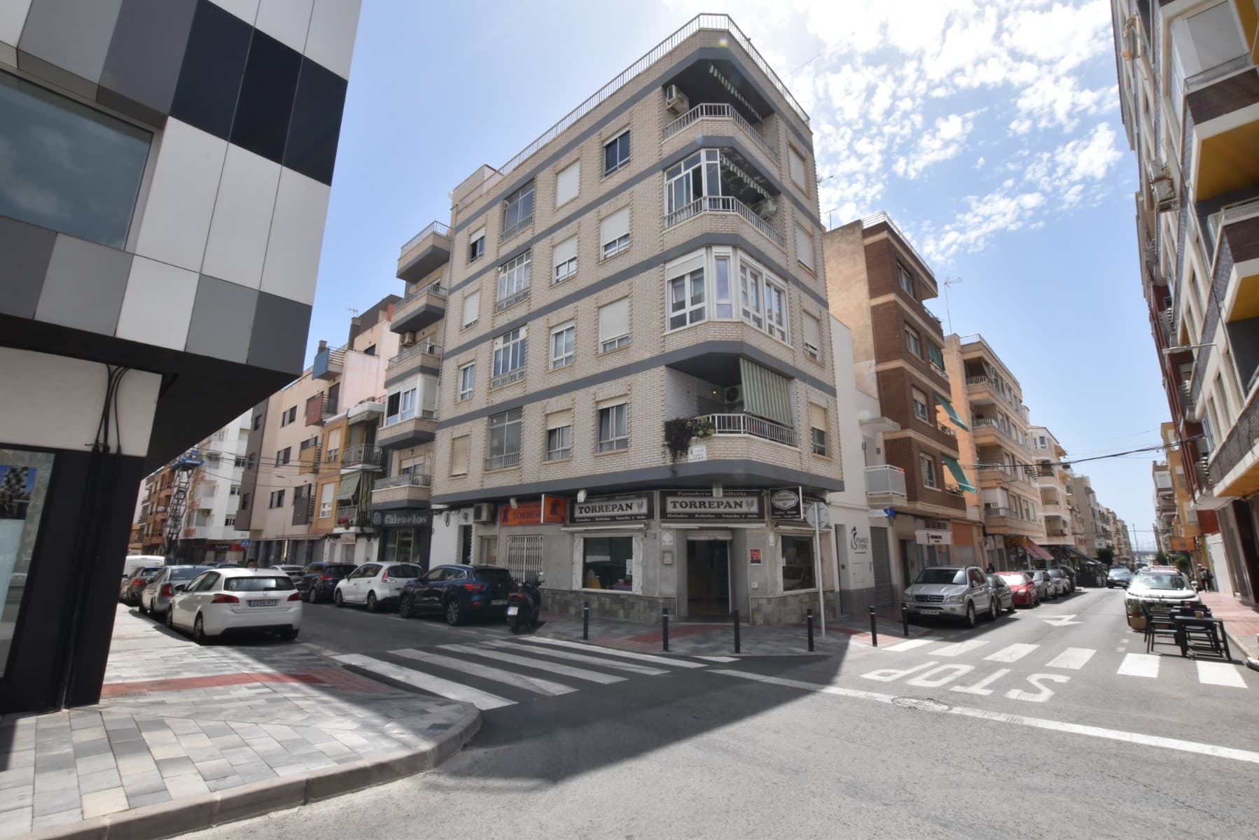 ✨ Renovated 2-Bedroom Apartment in the Centre of Torrevieja – Walking Distance to the Beach 🏡🌊Discover this bright and renovated apartment located in the heart of Torrevieja, just a few metres from the beach and surrounded by all amenities. A perfect option for those looking for convenience, lifestyle and everything within walking distance on the Costa Blanca 🌴Situated on the first floor with lift access, the property offers a comfortable and modern layout, ideal for both permanent living and holiday use.The apartment features 2 spacious bedrooms 🛏️, 2 full bathrooms 🛁, and a bright living area with an open-plan kitchen, creating a functional and welcoming space. The balcony 🌿 provides a nice outdoor spot to enjoy the atmosphere of the area.Torrevieja is one of the most vibrant towns on the Costa Blanca, known for its year-round activity, beautiful beaches, wide range of restaurants and relaxed Mediterranean lifestyle.Location advantages:📍 Just a short walk to the beach📍 Surrounded by restaurants, shops and all daily amenities✈️ Approximately 40 minutes from Alicante AirportA practical, well-located and ready-to-enjoy property, ideal as a permanent home, holiday apartment or investment opportunity on the Costa Blanca.
