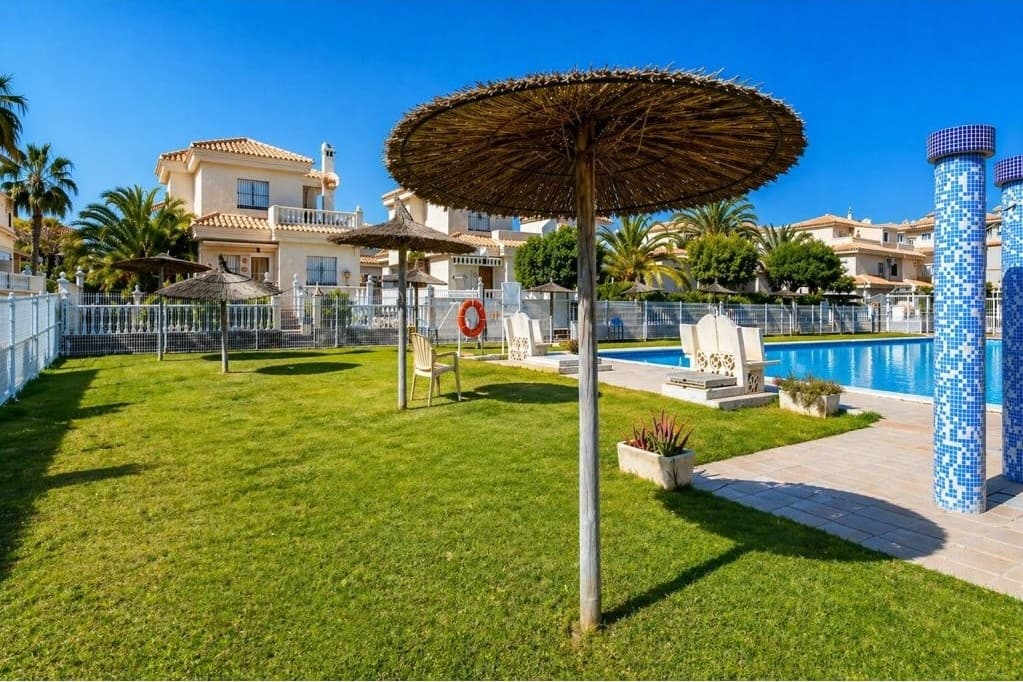 Ground floor apartment in Playa Flamenca, located in a private residential complex with communal swimming pool and close to all amenities.The property offers a bright living-dining area with air conditioning, a fully equipped open-plan kitchen with breakfast bar, 2 bedrooms, 1 bathroom and an additional storage room.Just a few minutes from La Zenia Boulevard and close to beaches, restaurants and commercial areas.Approximately 45 minutes from Alicante Airport